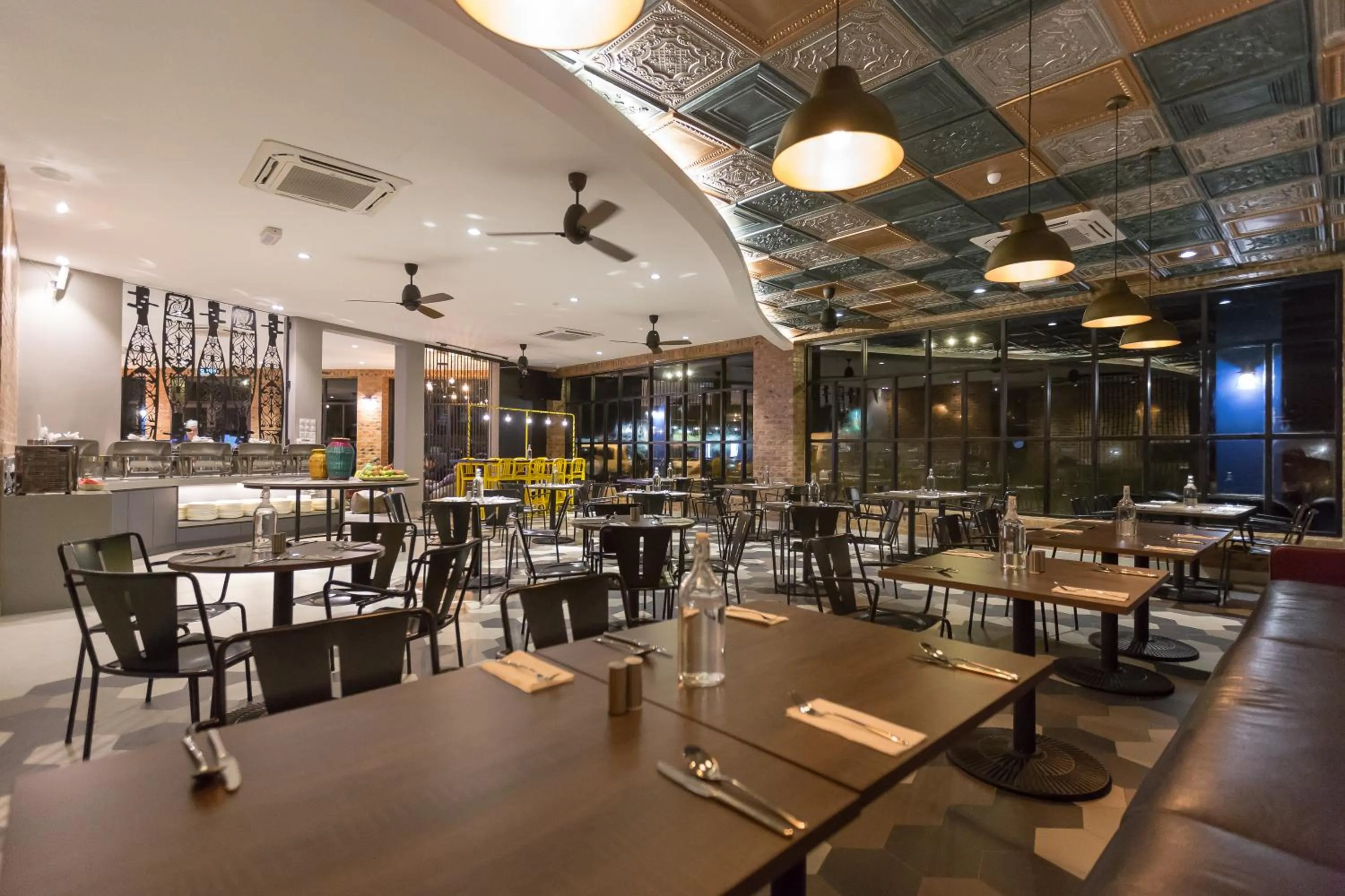 Restaurant/places to eat in Athome Boutique Hotel