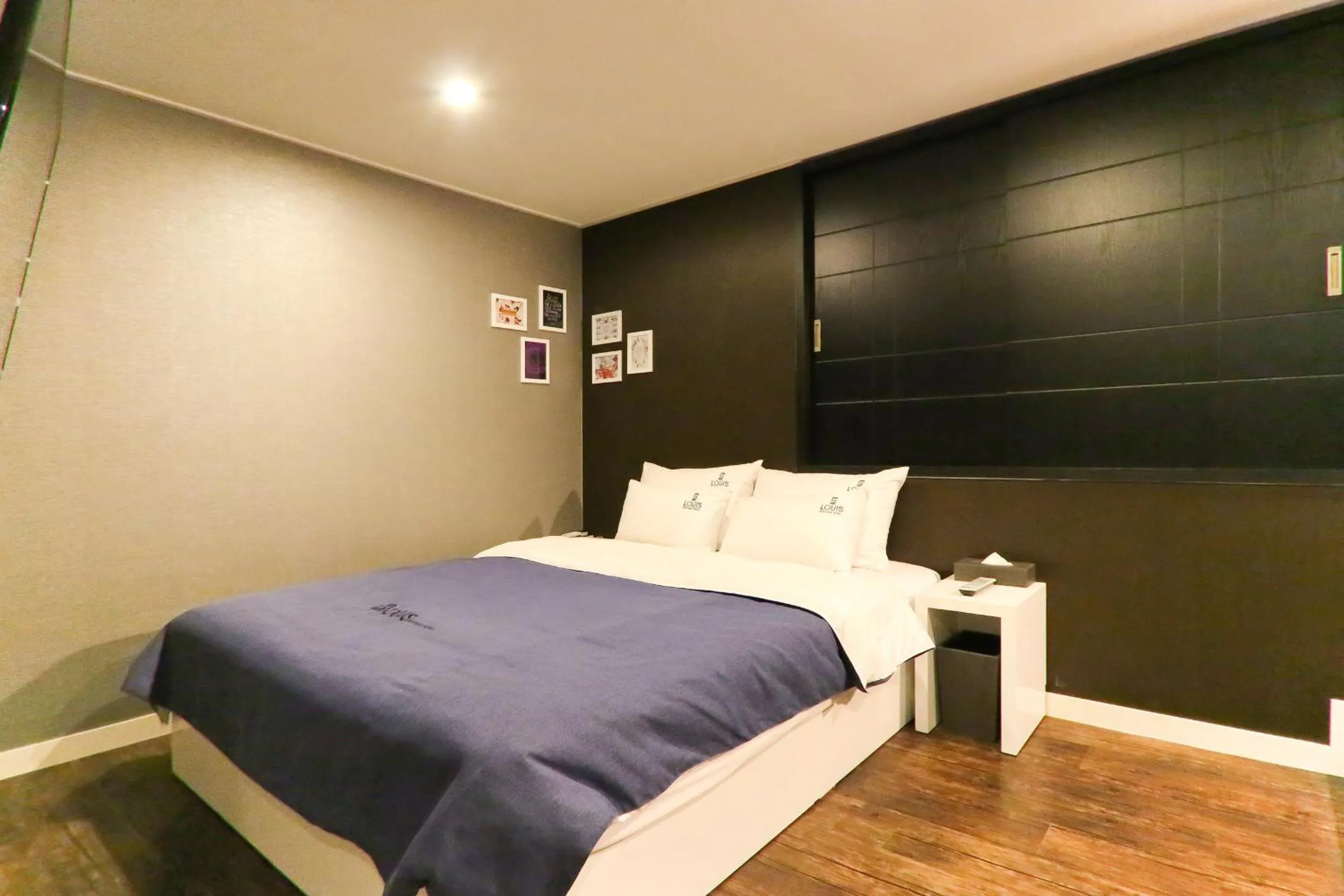 Photo of the whole room, Bed in Louis Hotel