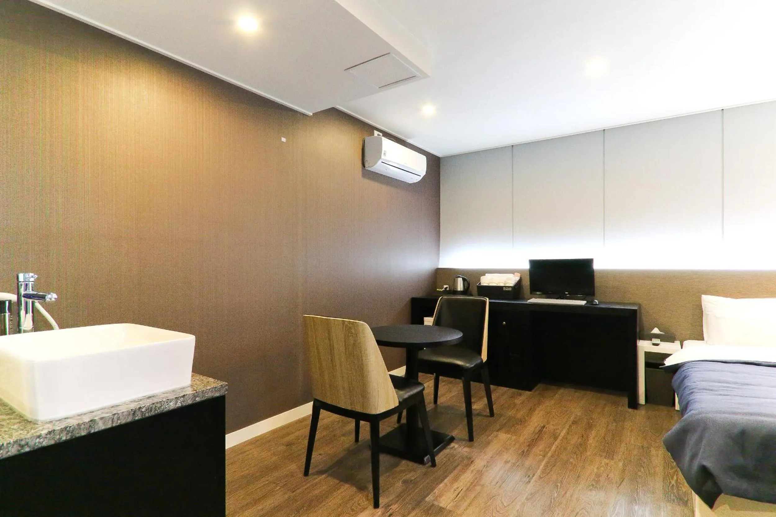 Photo of the whole room, Bed in Louis Hotel