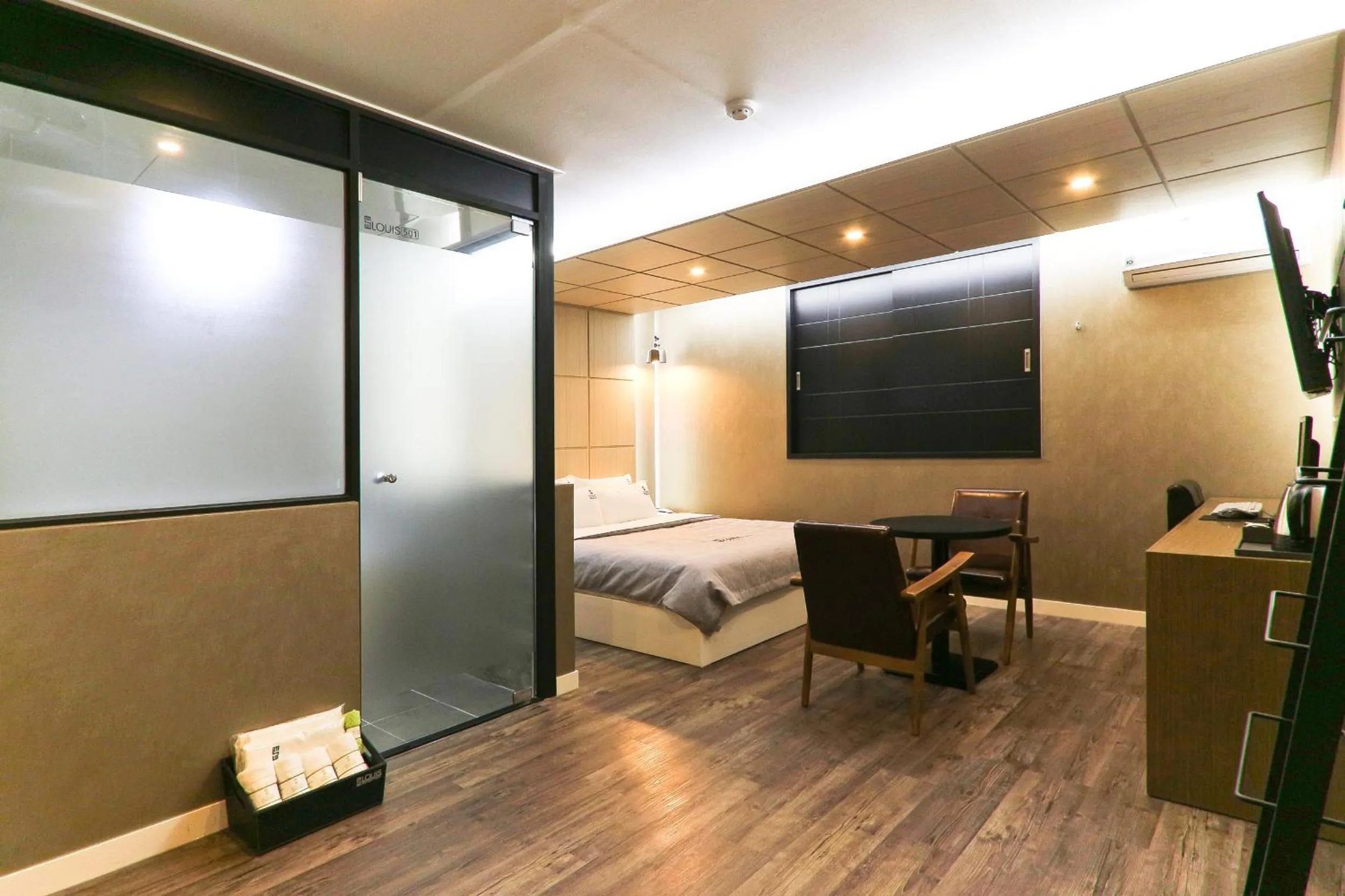 Photo of the whole room, Bed in Louis Hotel