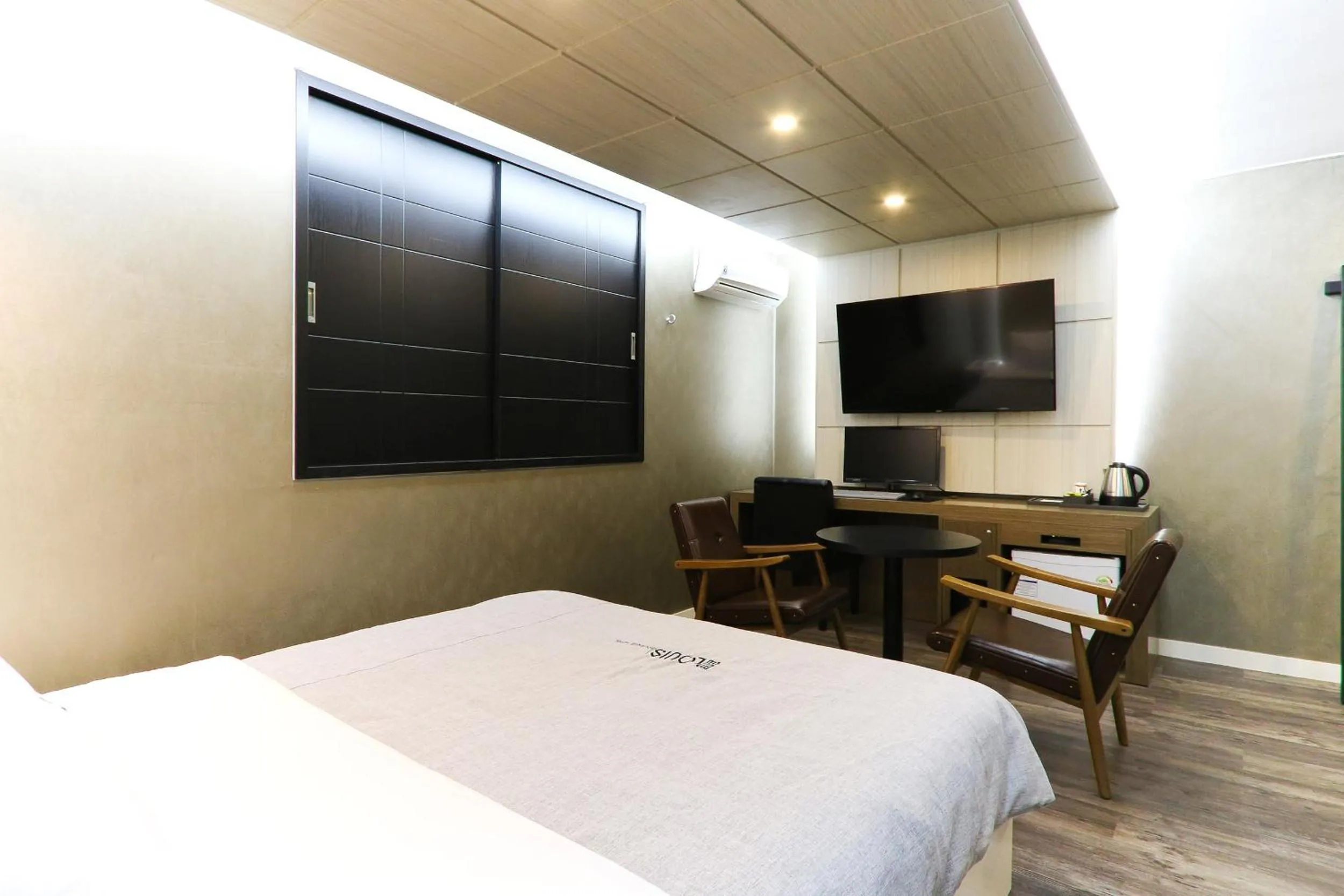 Decorative detail, Bed in Louis Hotel