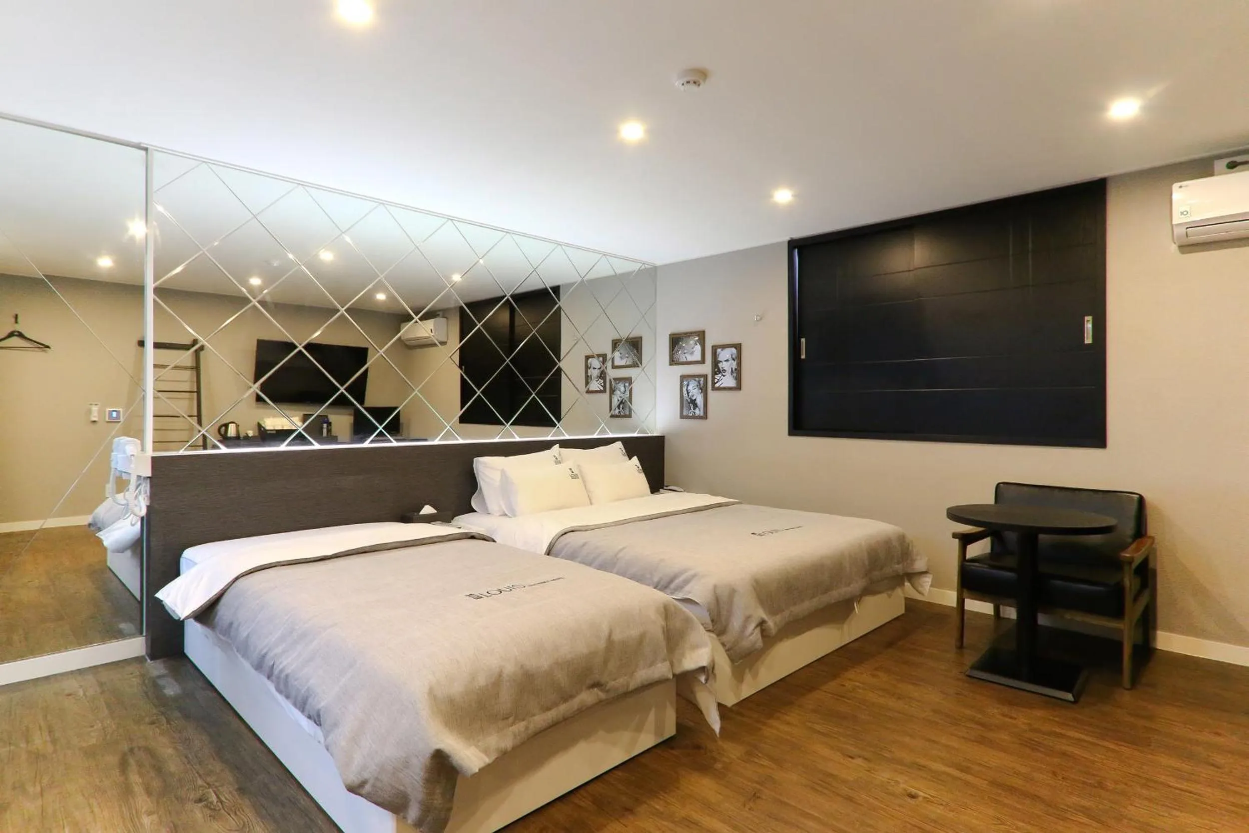 Photo of the whole room, Bed in Louis Hotel