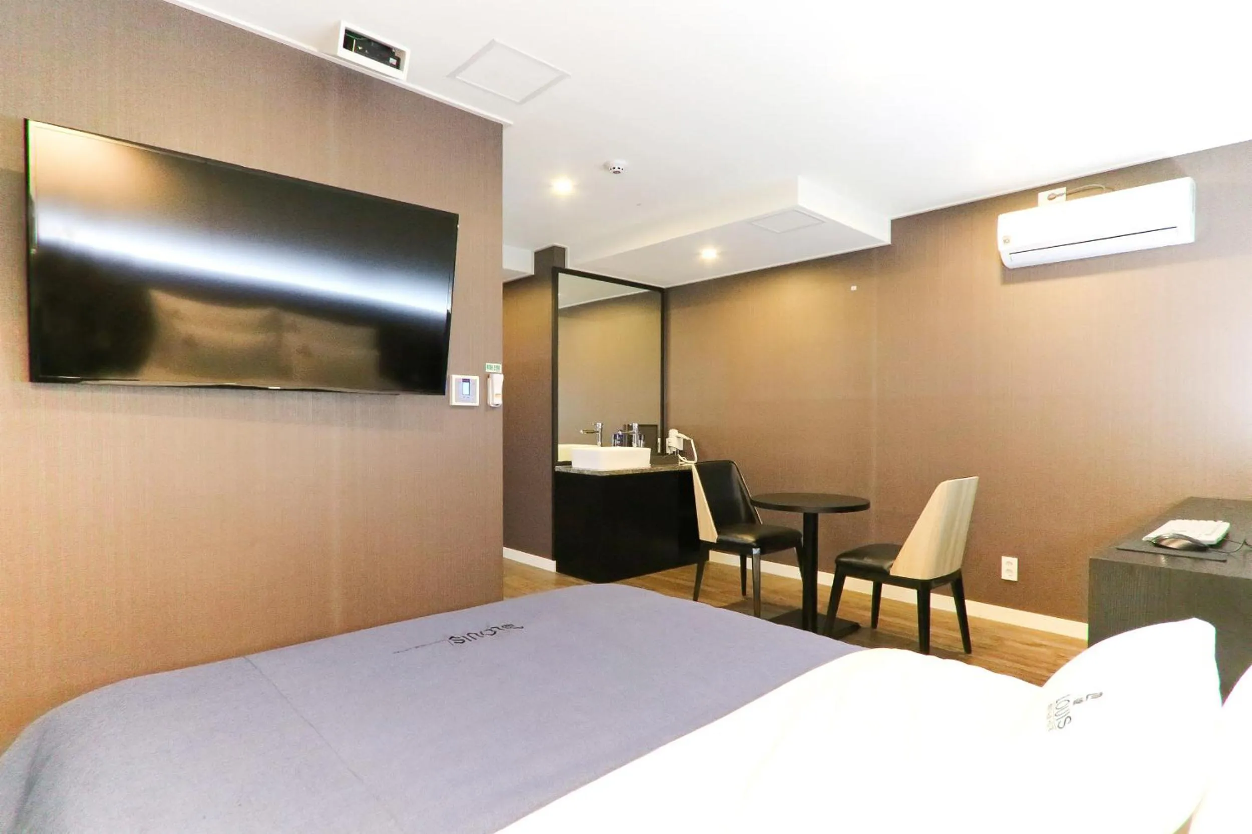 Photo of the whole room, Bed in Louis Hotel