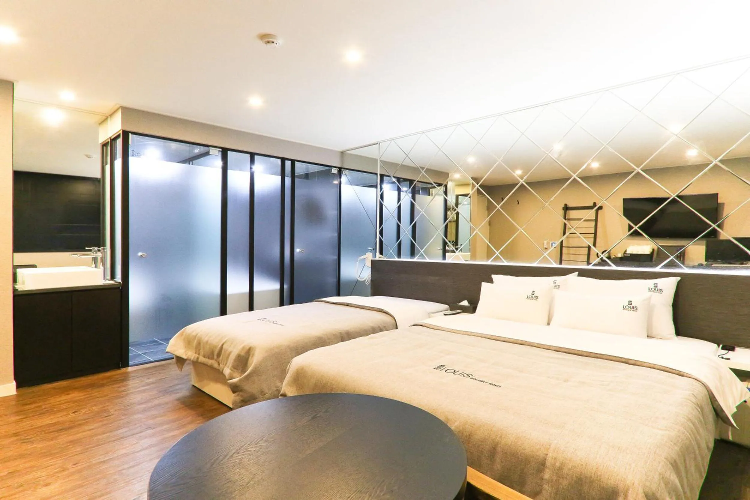 Photo of the whole room, Bed in Louis Hotel