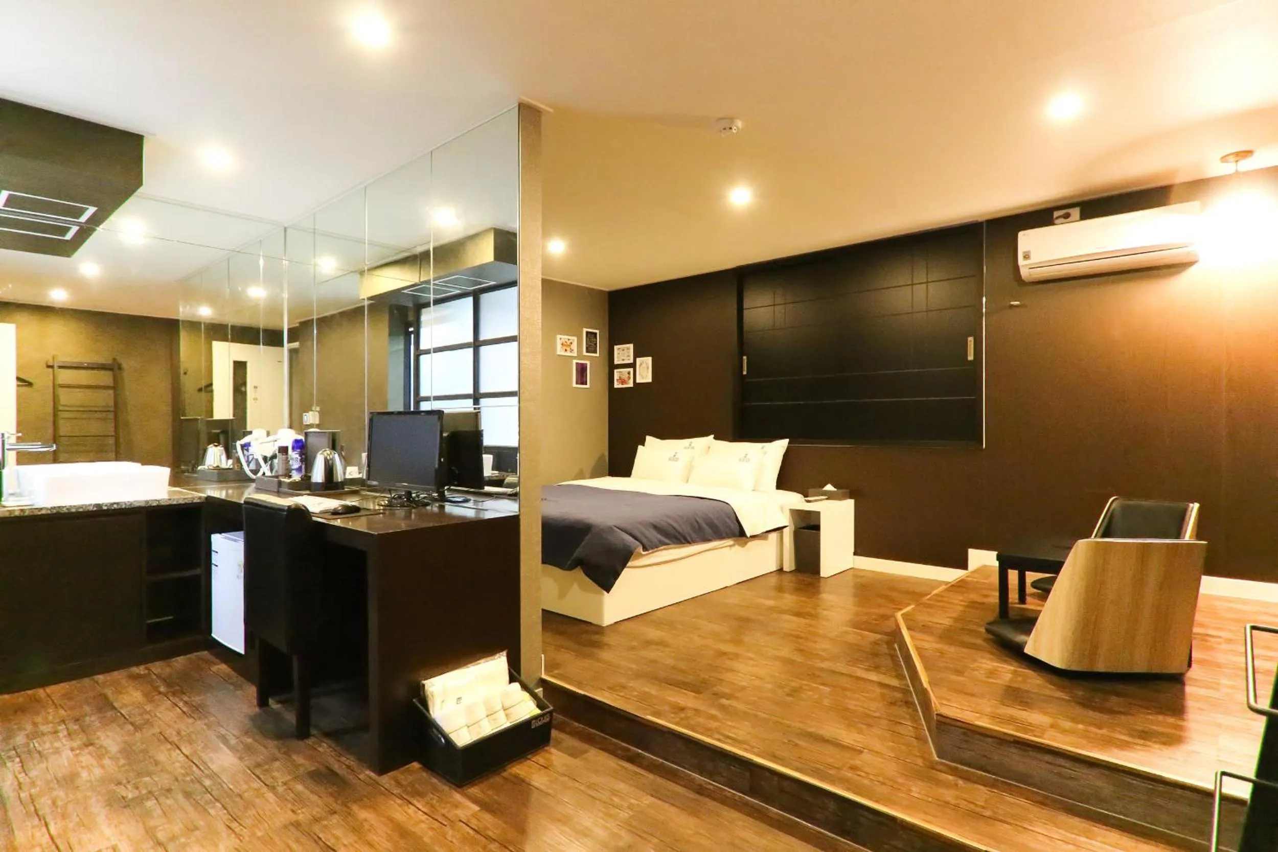 Photo of the whole room, Bed in Louis Hotel