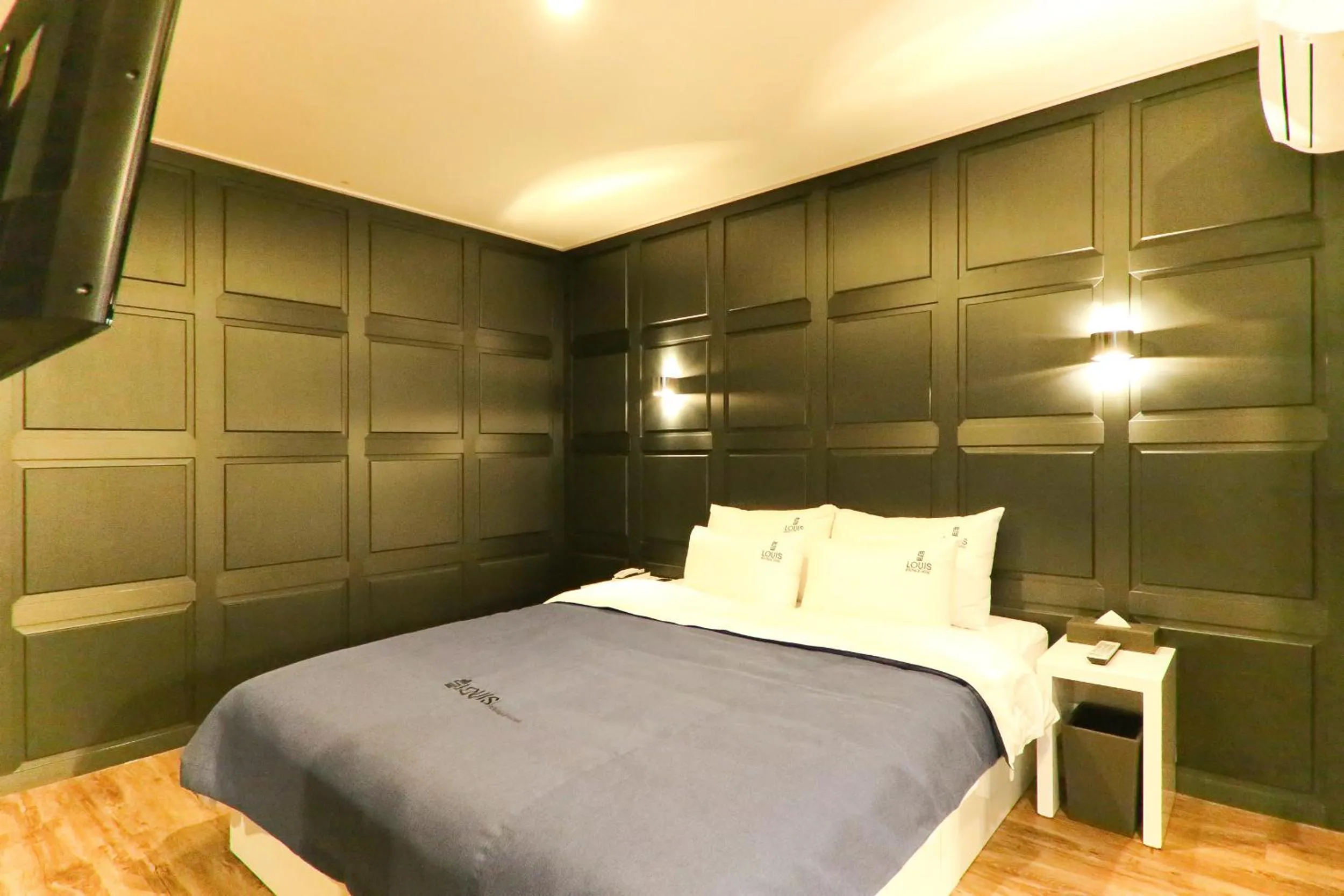 Photo of the whole room, Bed in Louis Hotel