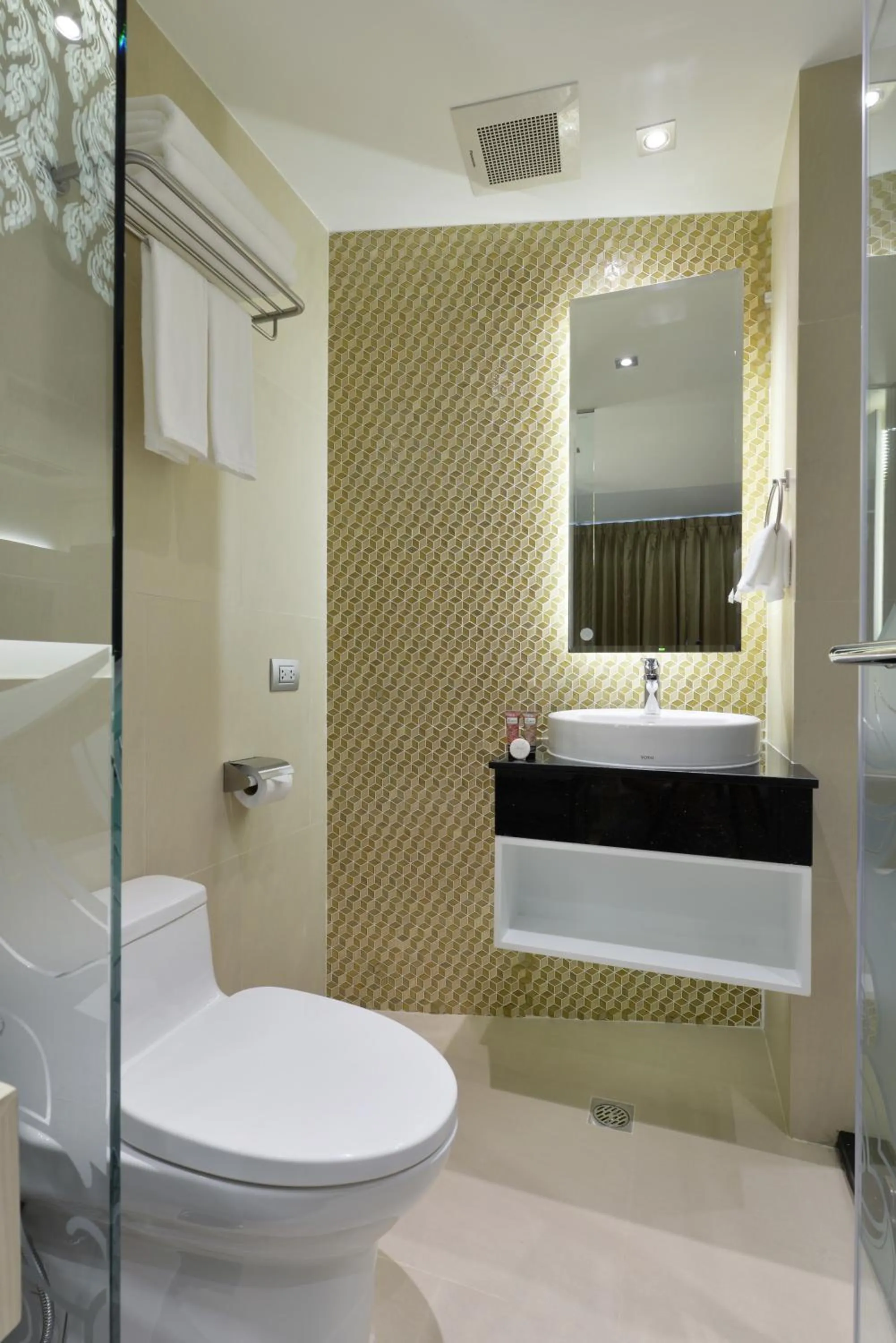 Bathroom, Bed in Aspira G Sukhumvit 33