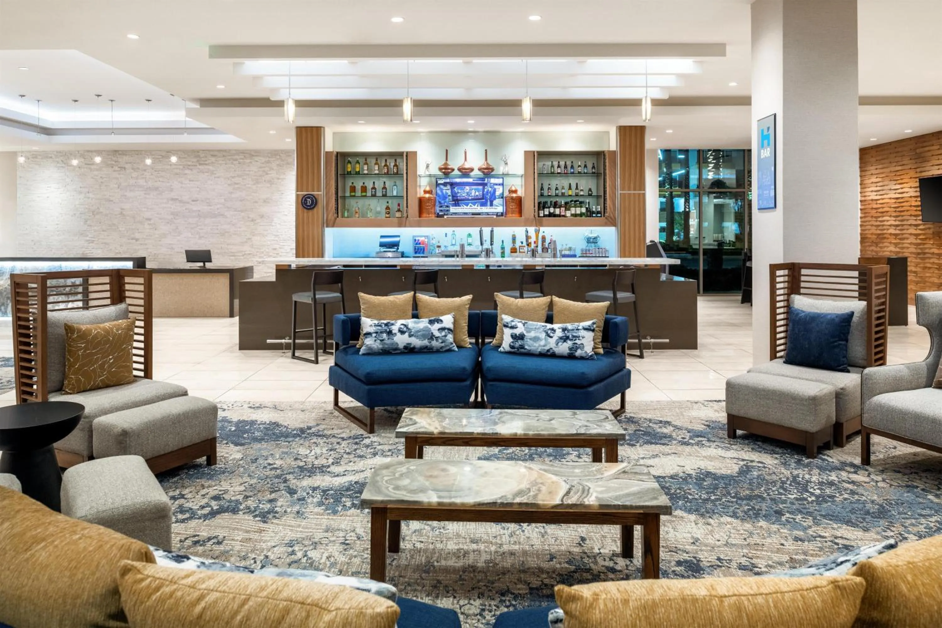 Lounge or bar in Hyatt House at Anaheim Resort/Convention Center