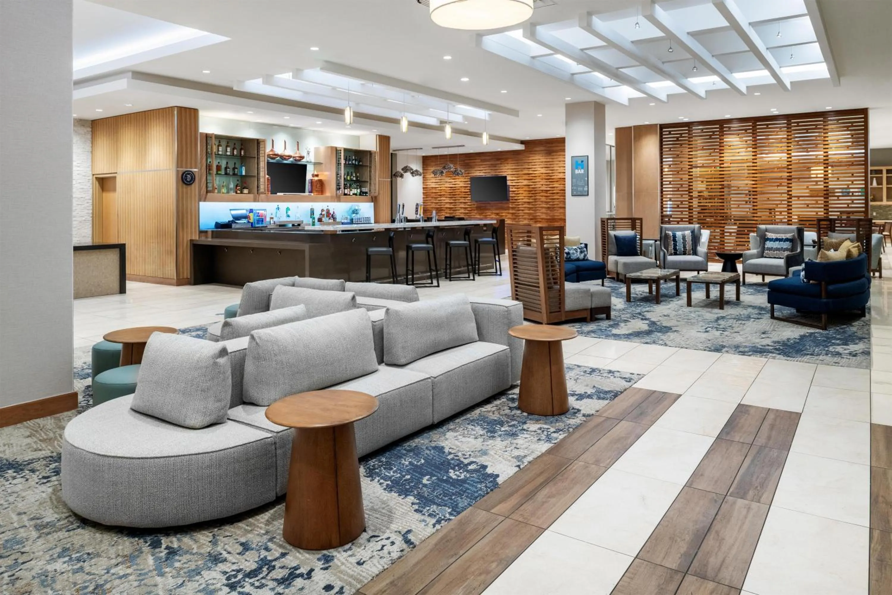 Lounge or bar in Hyatt House at Anaheim Resort/Convention Center