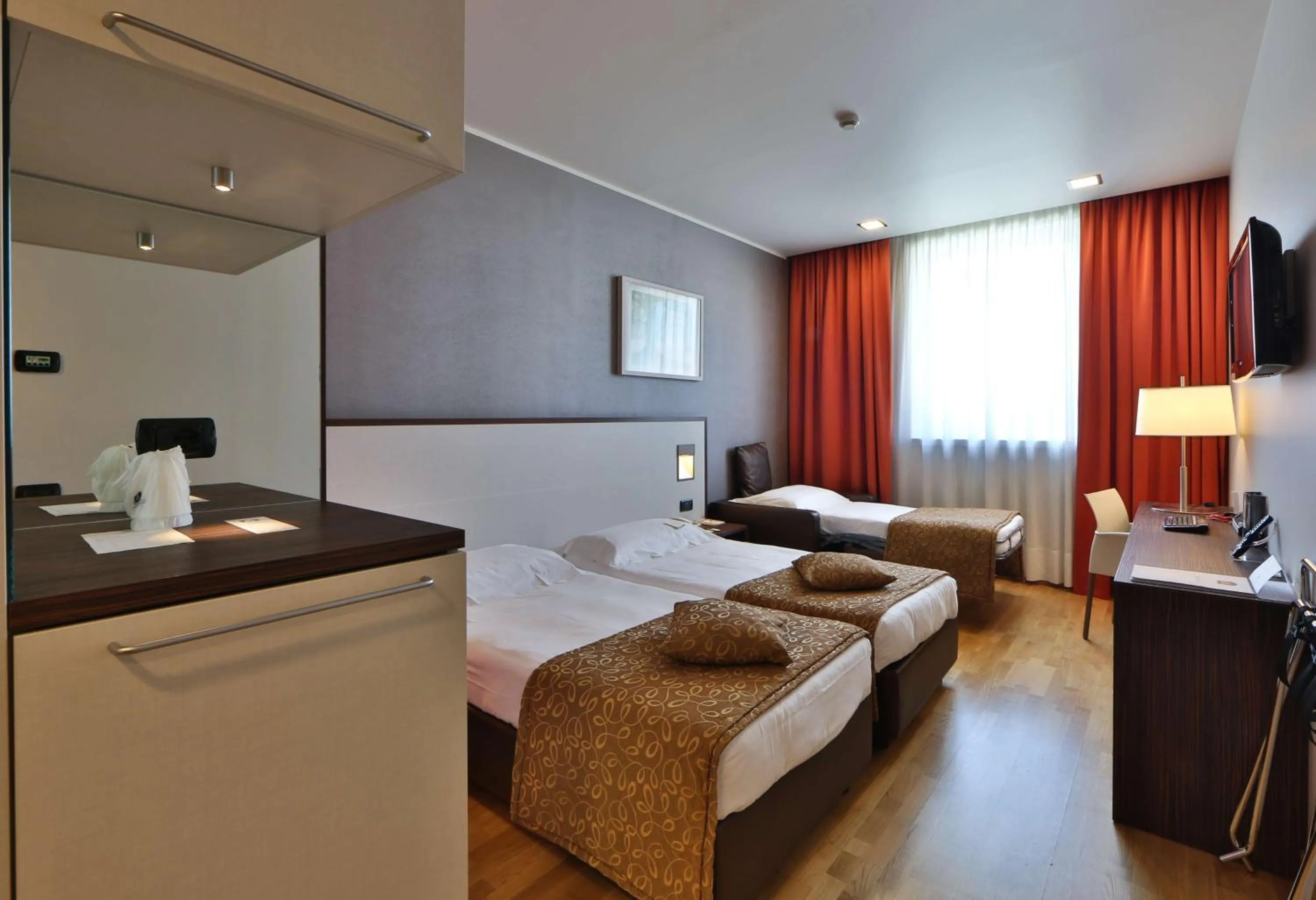 Shower, Bed in Best Western Falck Village Milano Sesto
