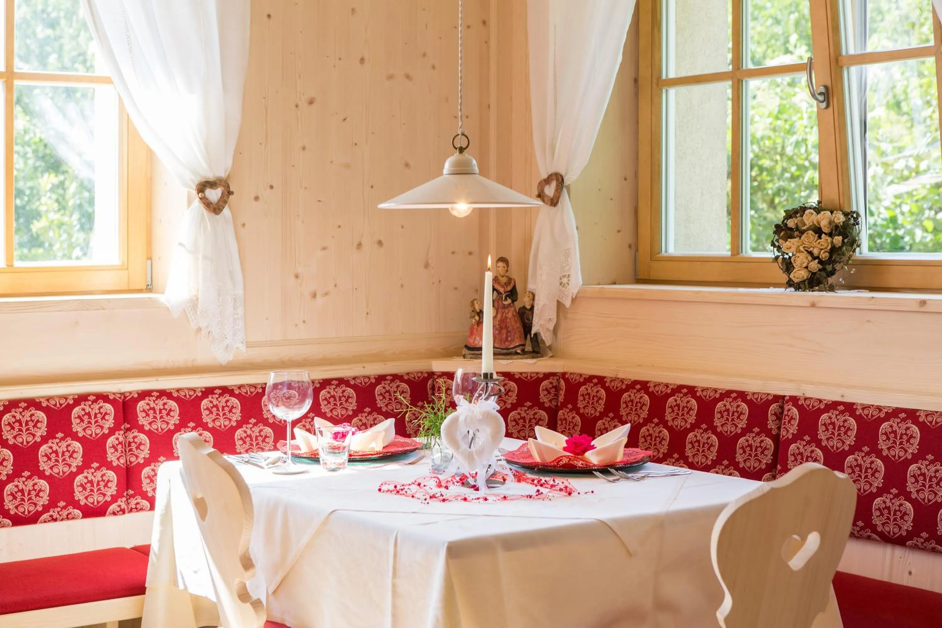 Restaurant/places to eat in Astor Hotel