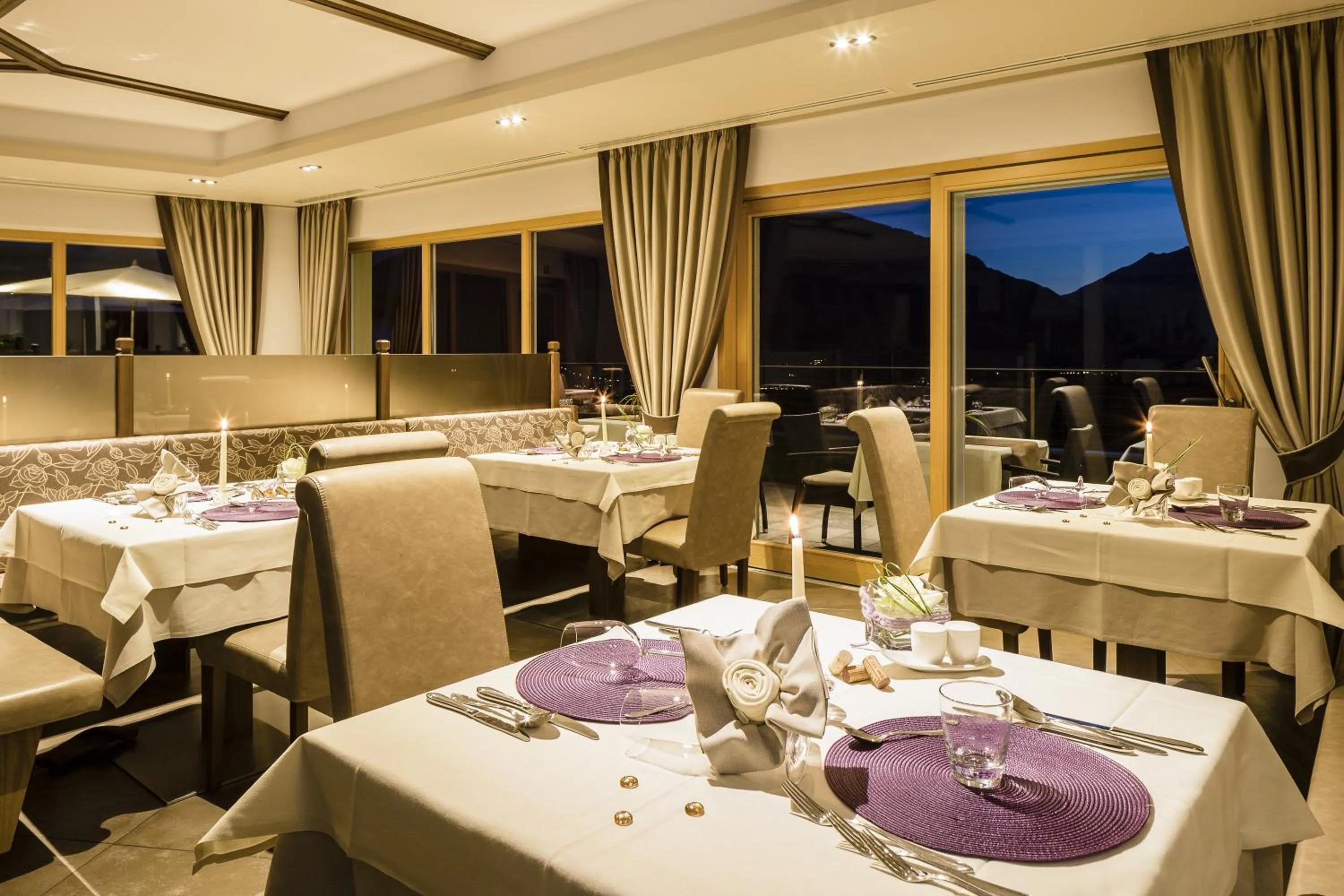 Restaurant/places to eat in Astor Hotel