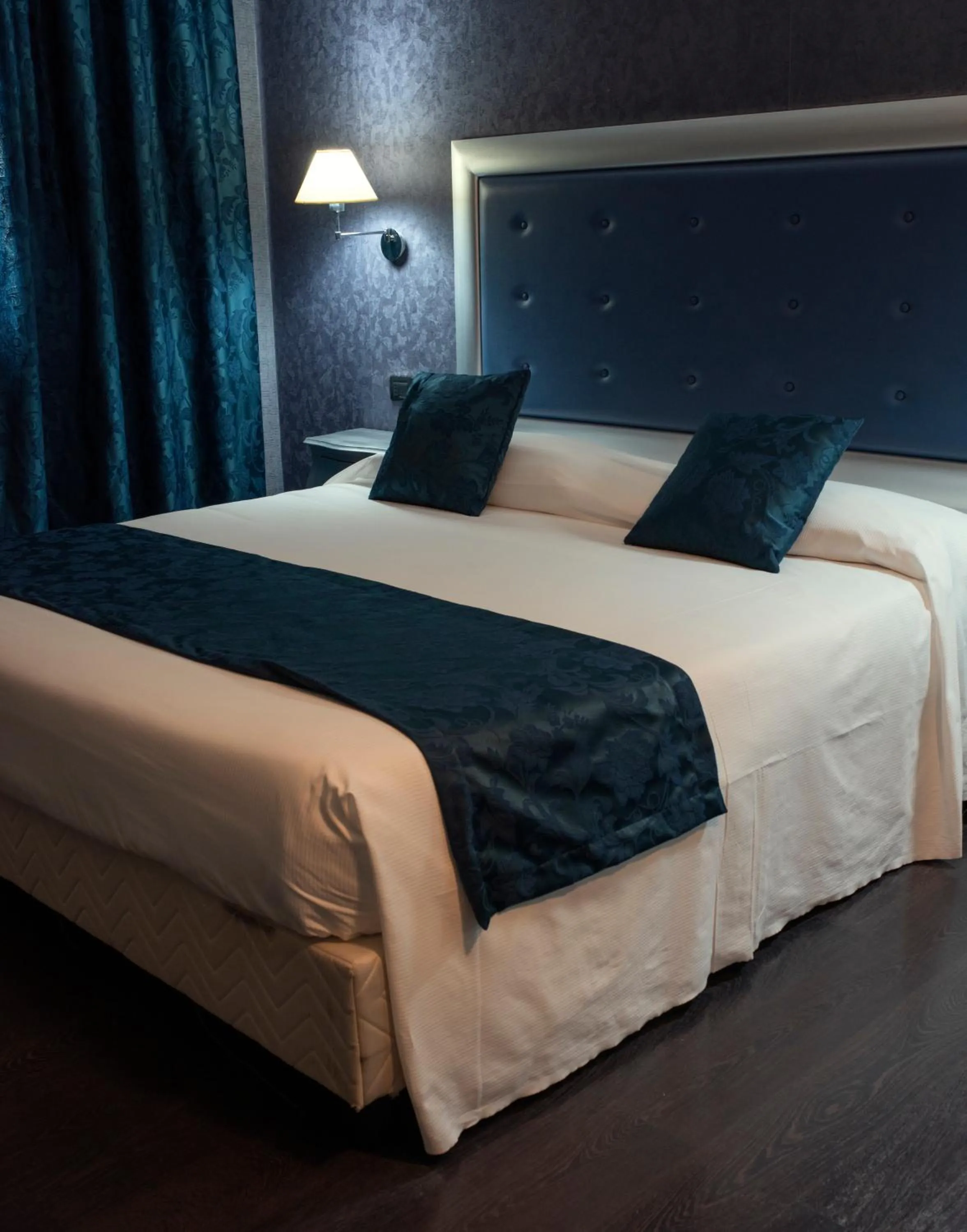 Bed in Hotel - Motel Flower