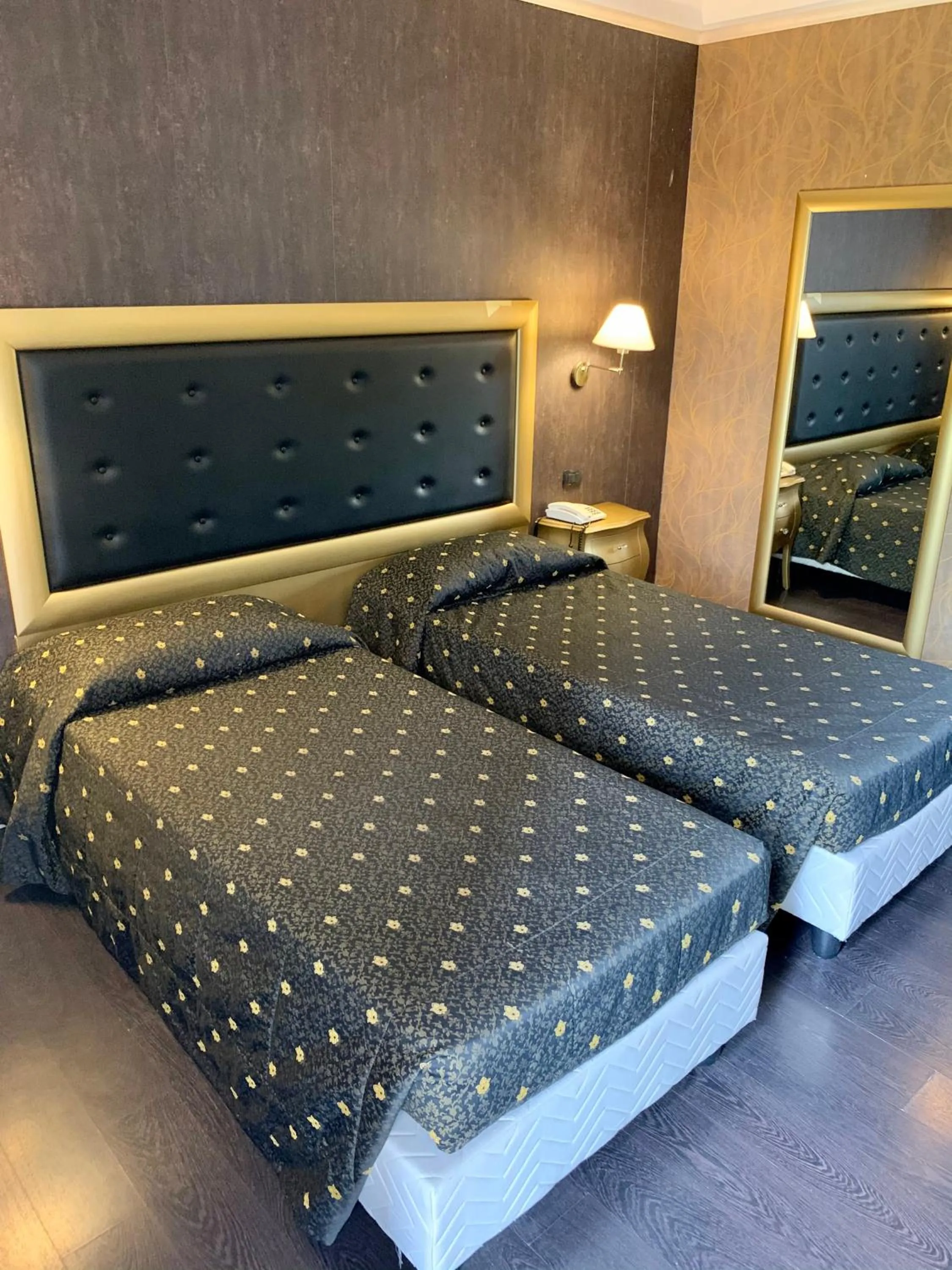 Bed in Hotel - Motel Flower