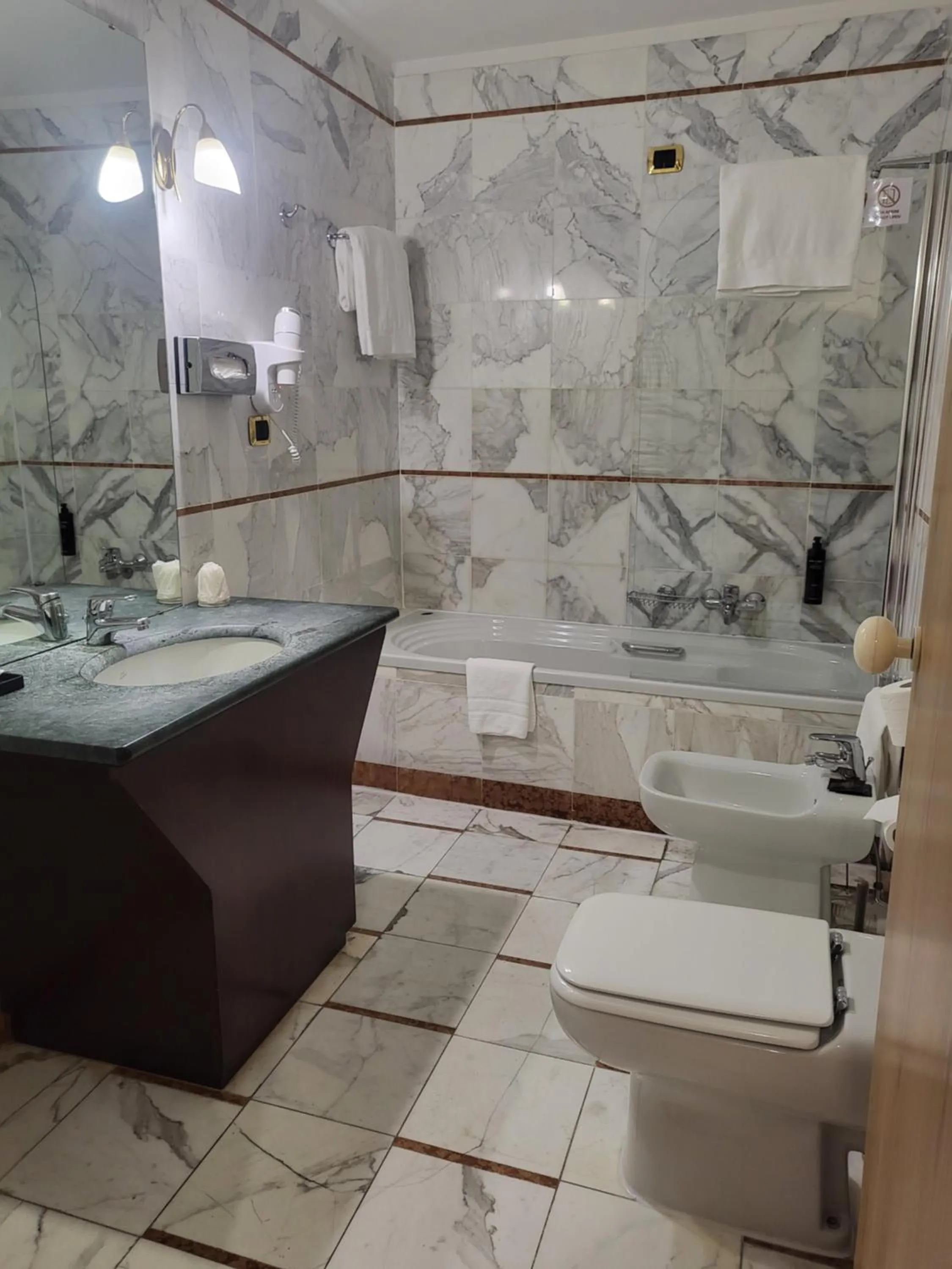 Bathroom in Alli Due Buoi Rossi