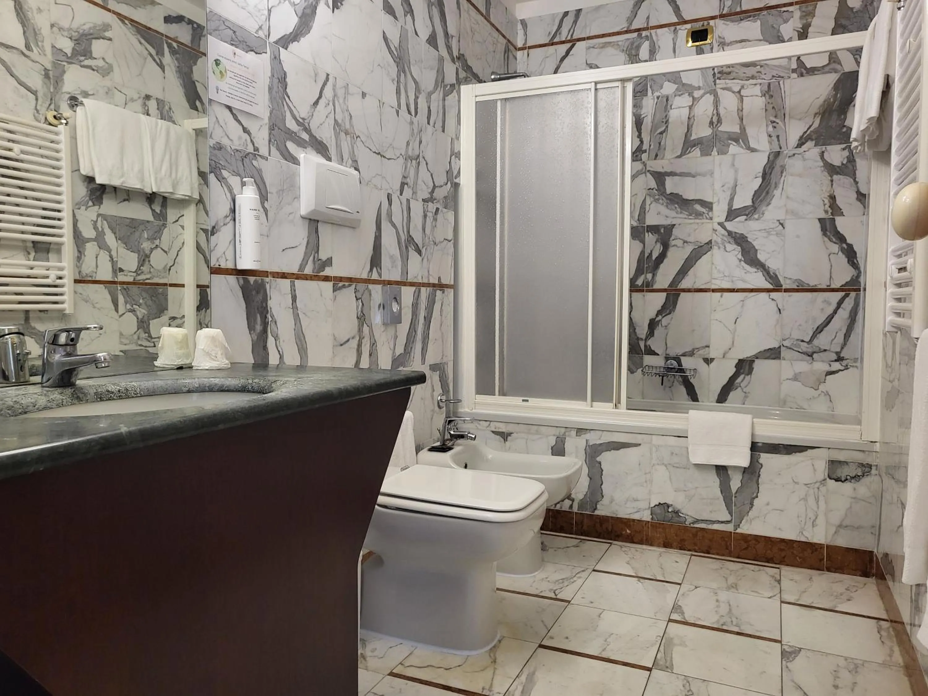 Bathroom in Alli Due Buoi Rossi