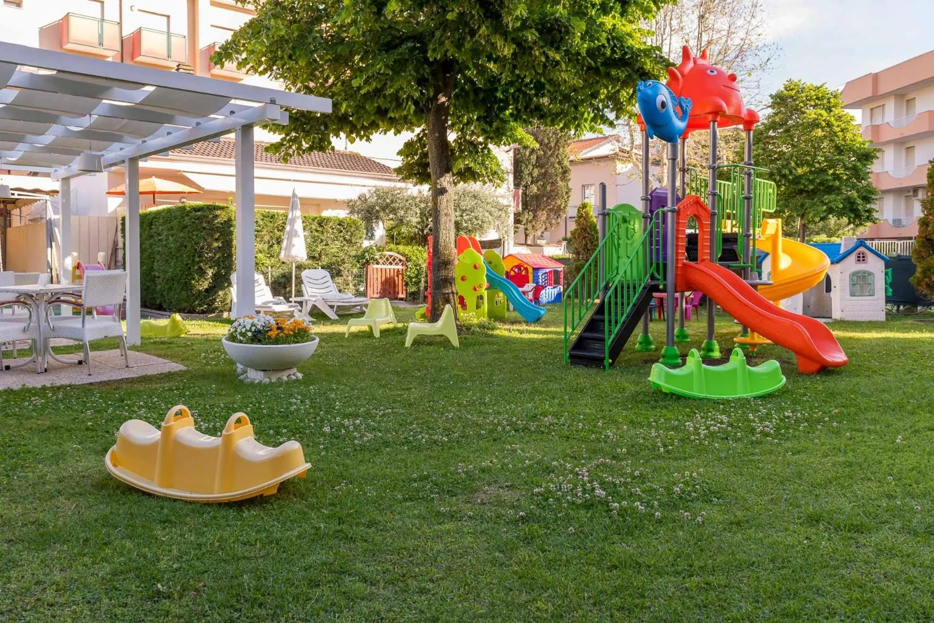 children in Hotel Apollo