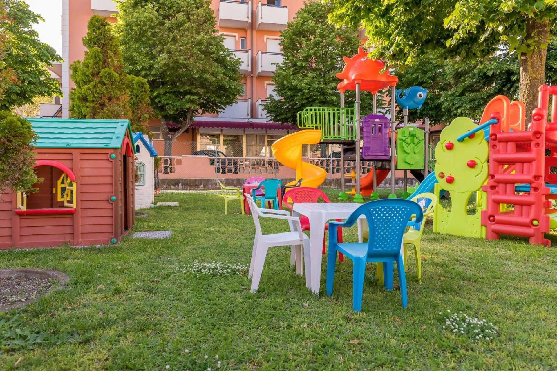 children in Hotel Apollo