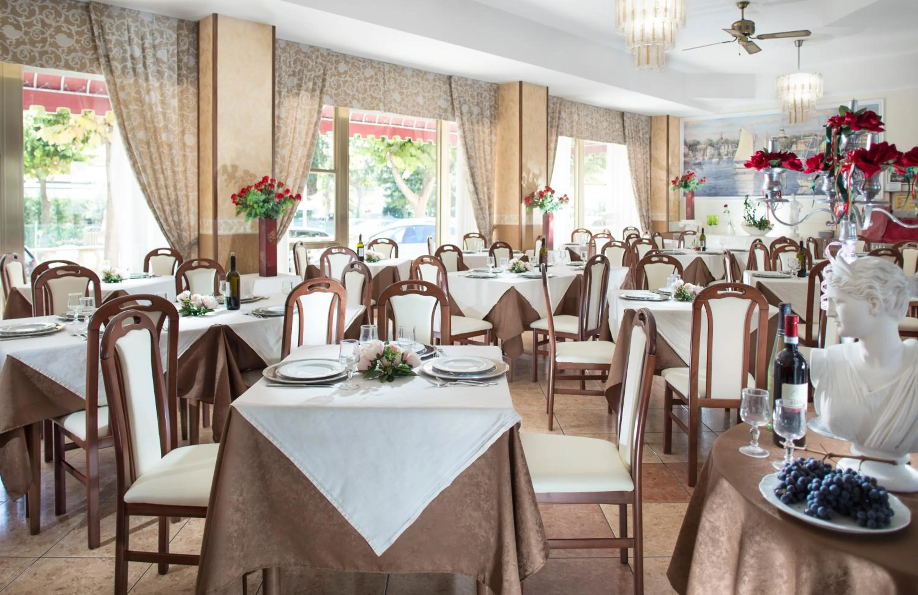 Restaurant/places to eat in Hotel Apollo