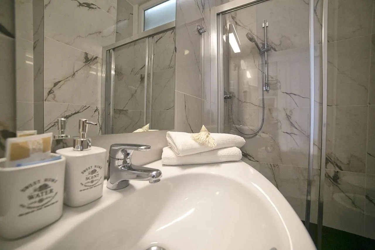 Shower in Hotel Pinocchio