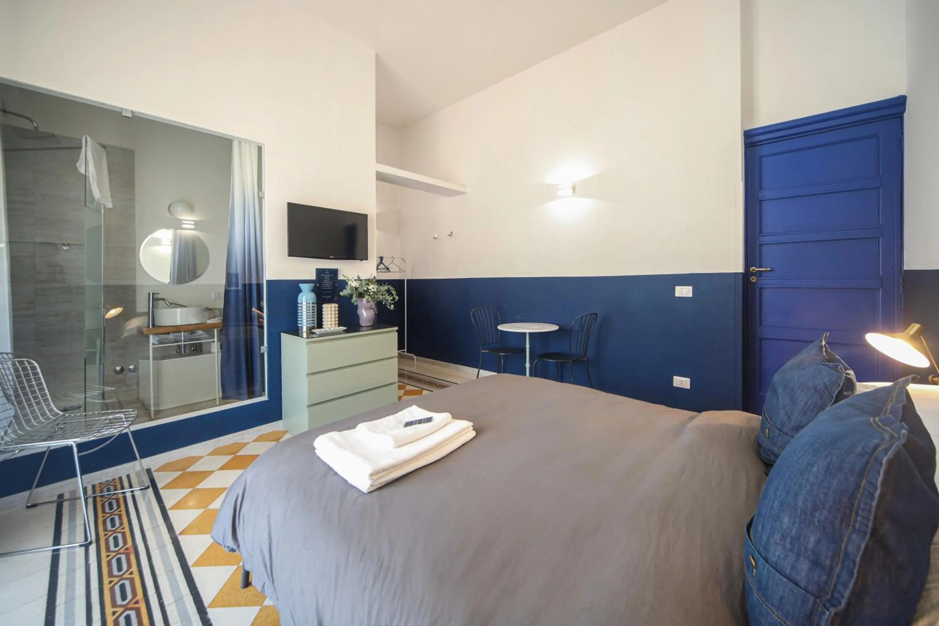 Photo of the whole room, Bed in Salotto Borbonico