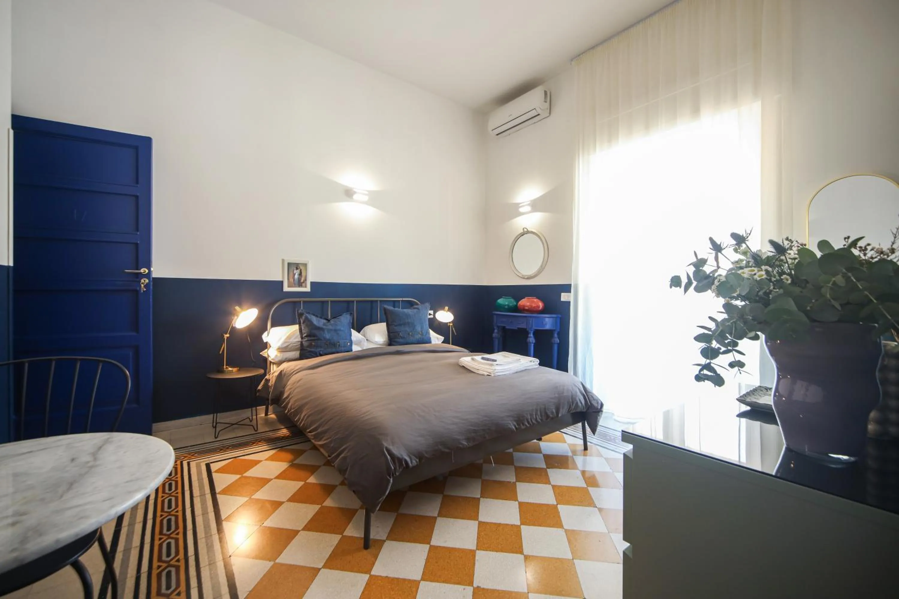 Photo of the whole room, Bed in Salotto Borbonico