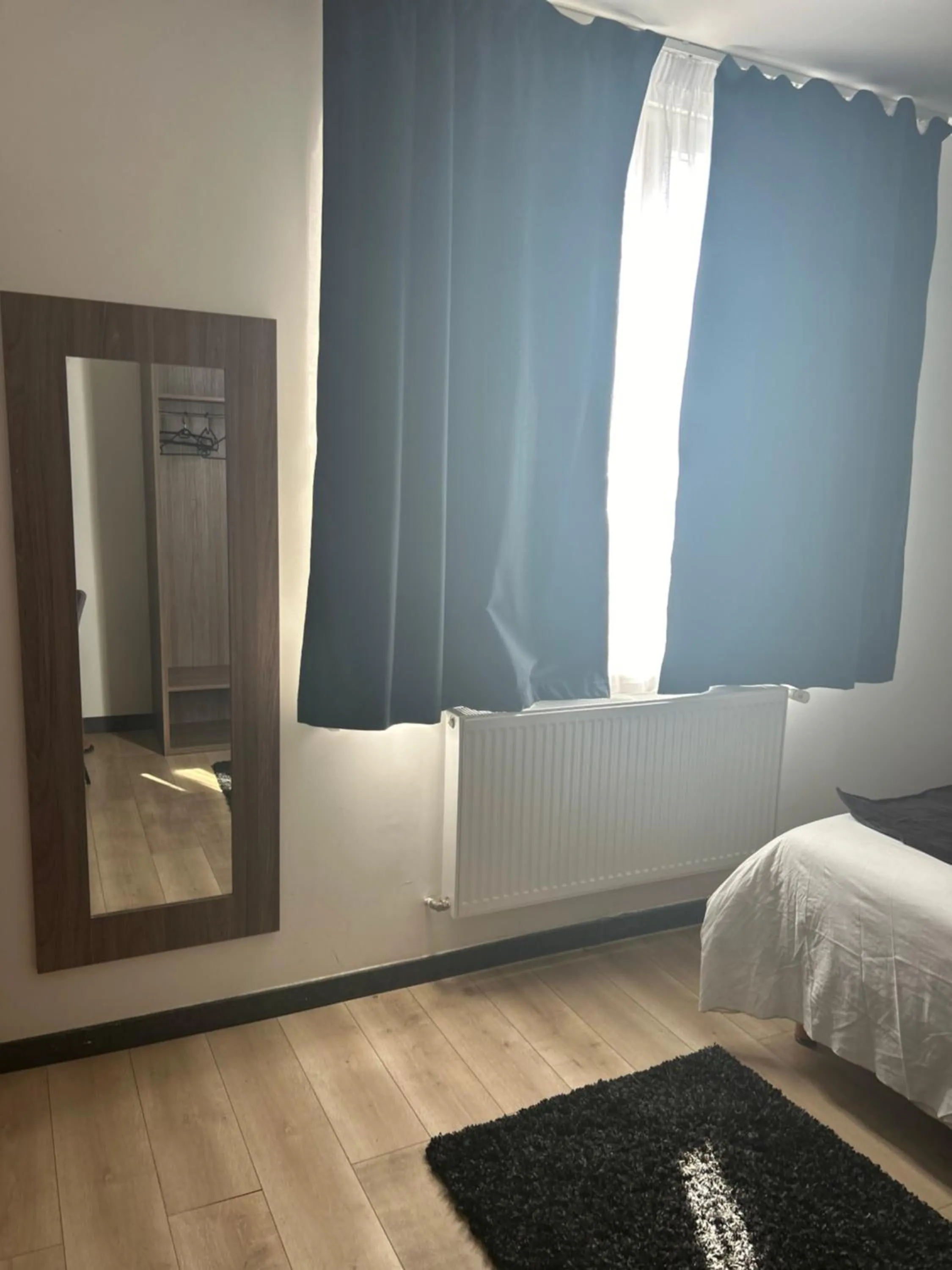 Bed in Le Clémenceau Hôtel et Appart'hôtel & Restaurant "Gare Sncf" centre ville