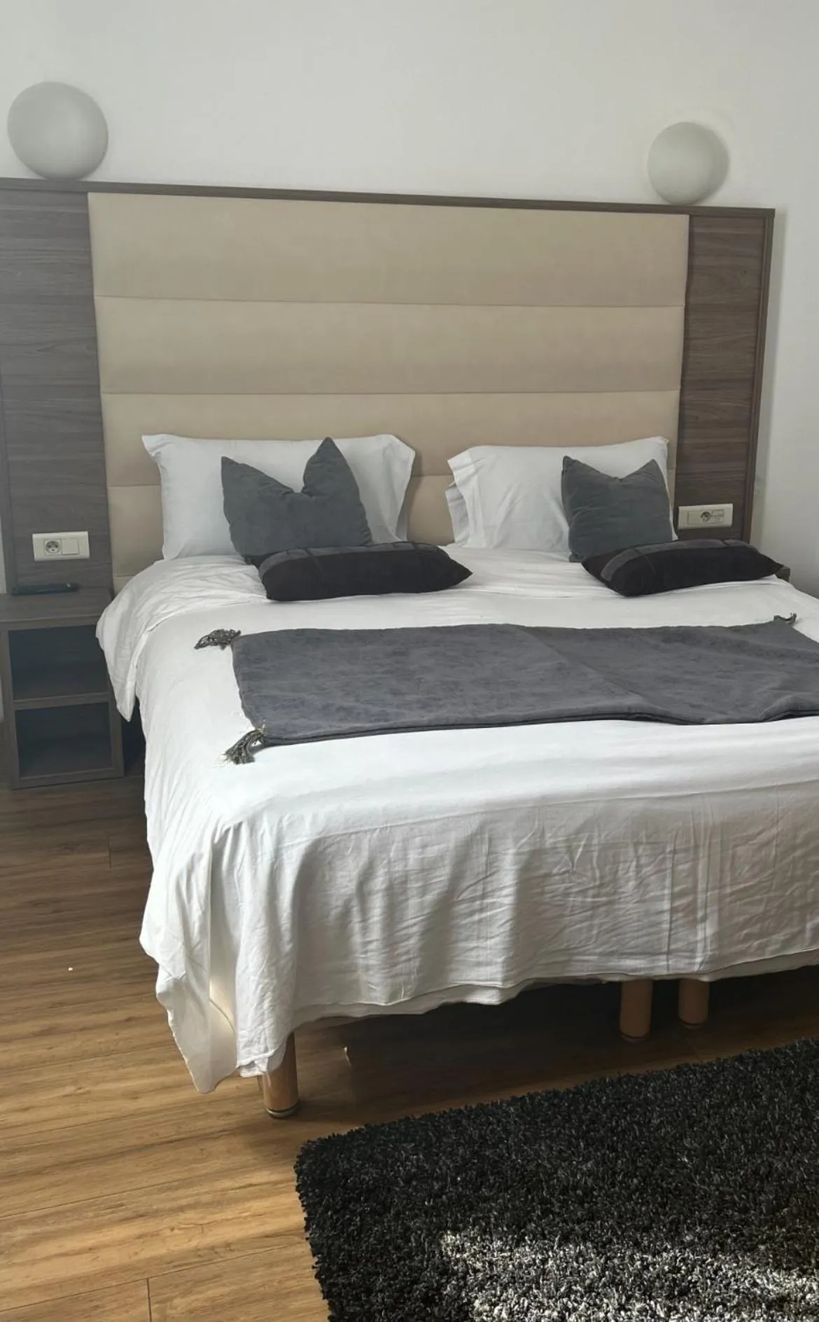 Bed in Le Clémenceau Hôtel et Appart'hôtel & Restaurant "Gare Sncf" centre ville