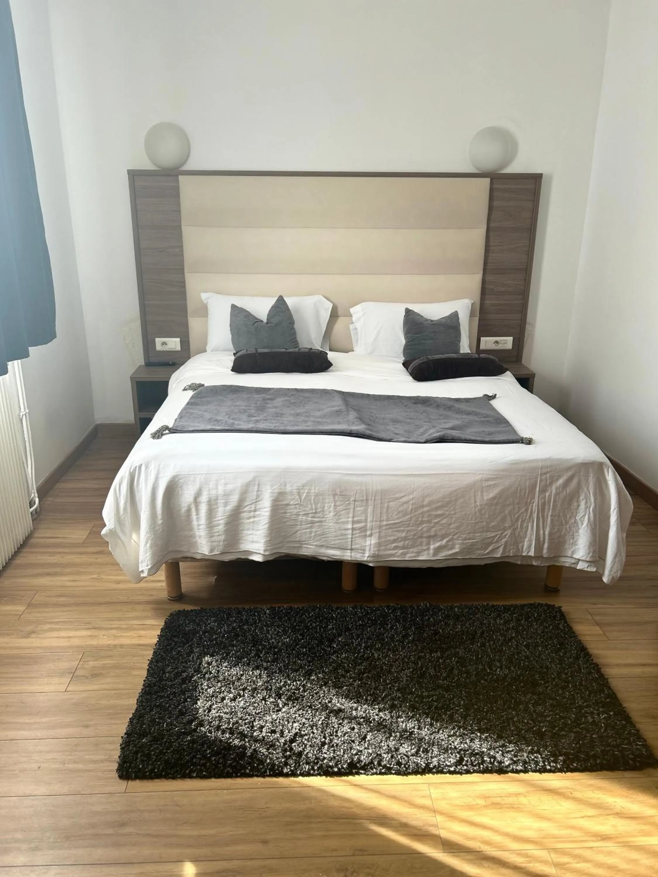 Bed in Le Clémenceau Hôtel et Appart'hôtel & Restaurant "Gare Sncf" centre ville