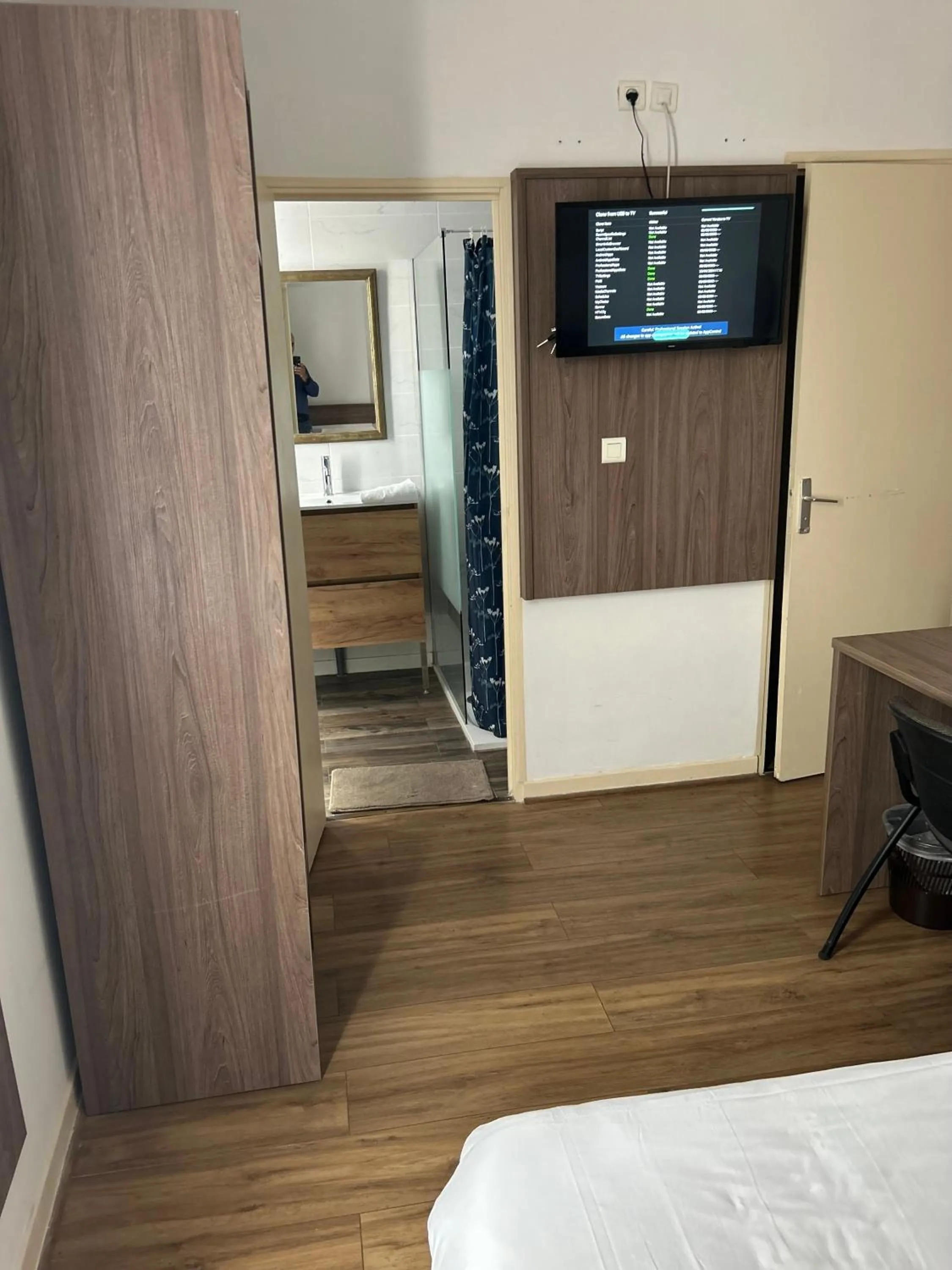 Bed in Le Clémenceau Hôtel et Appart'hôtel & Restaurant "Gare Sncf" centre ville