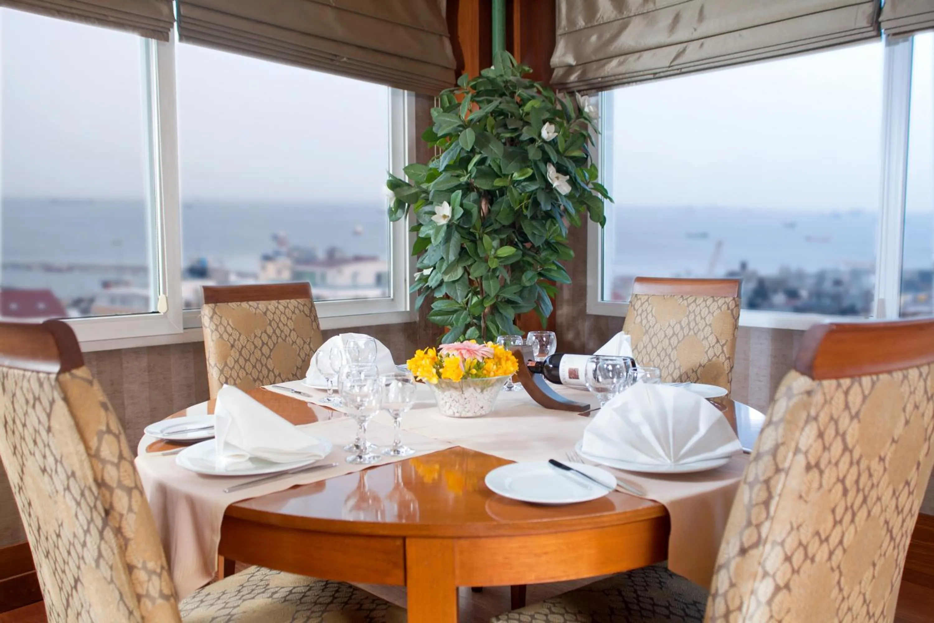 Restaurant/places to eat in Oran Hotel