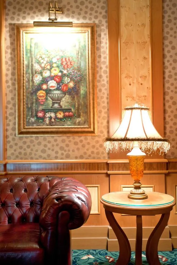 Decorative detail in Oran Hotel