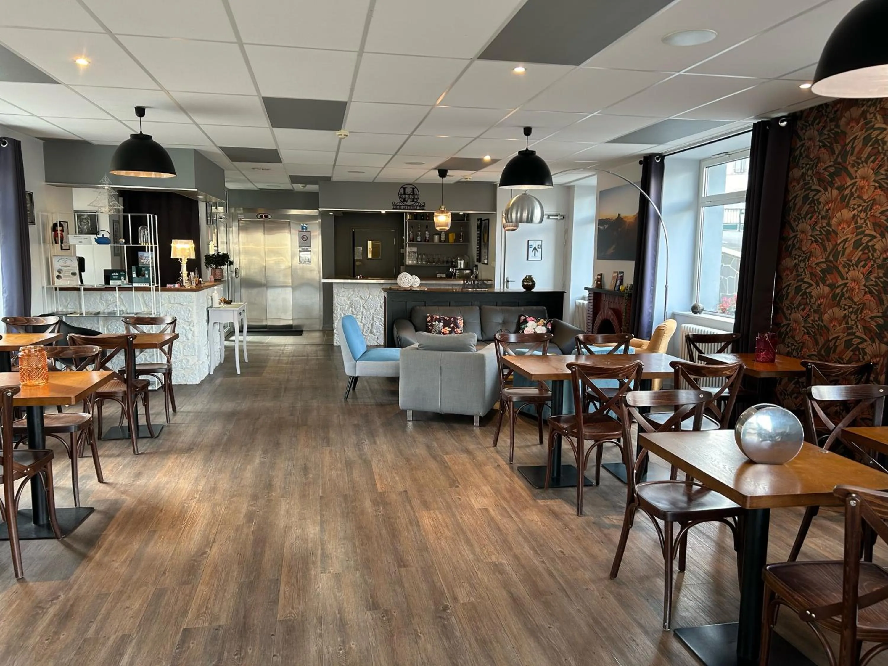 Property building in Logis Hôtel de Paris