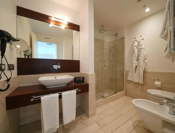 Bathroom in Hotel Pisa Tower Plaza