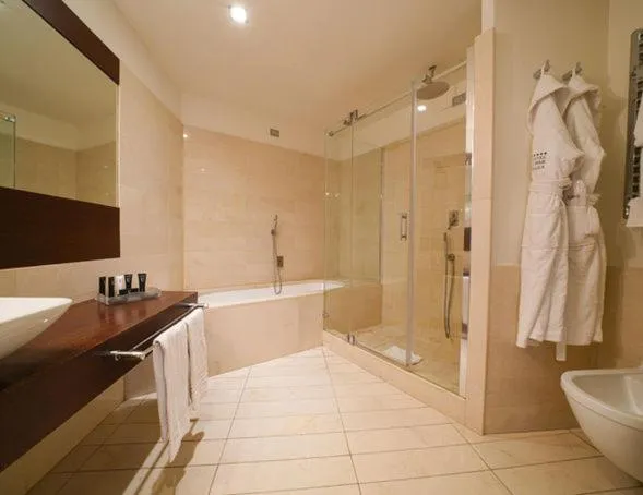 Bathroom in Hotel Pisa Tower Plaza