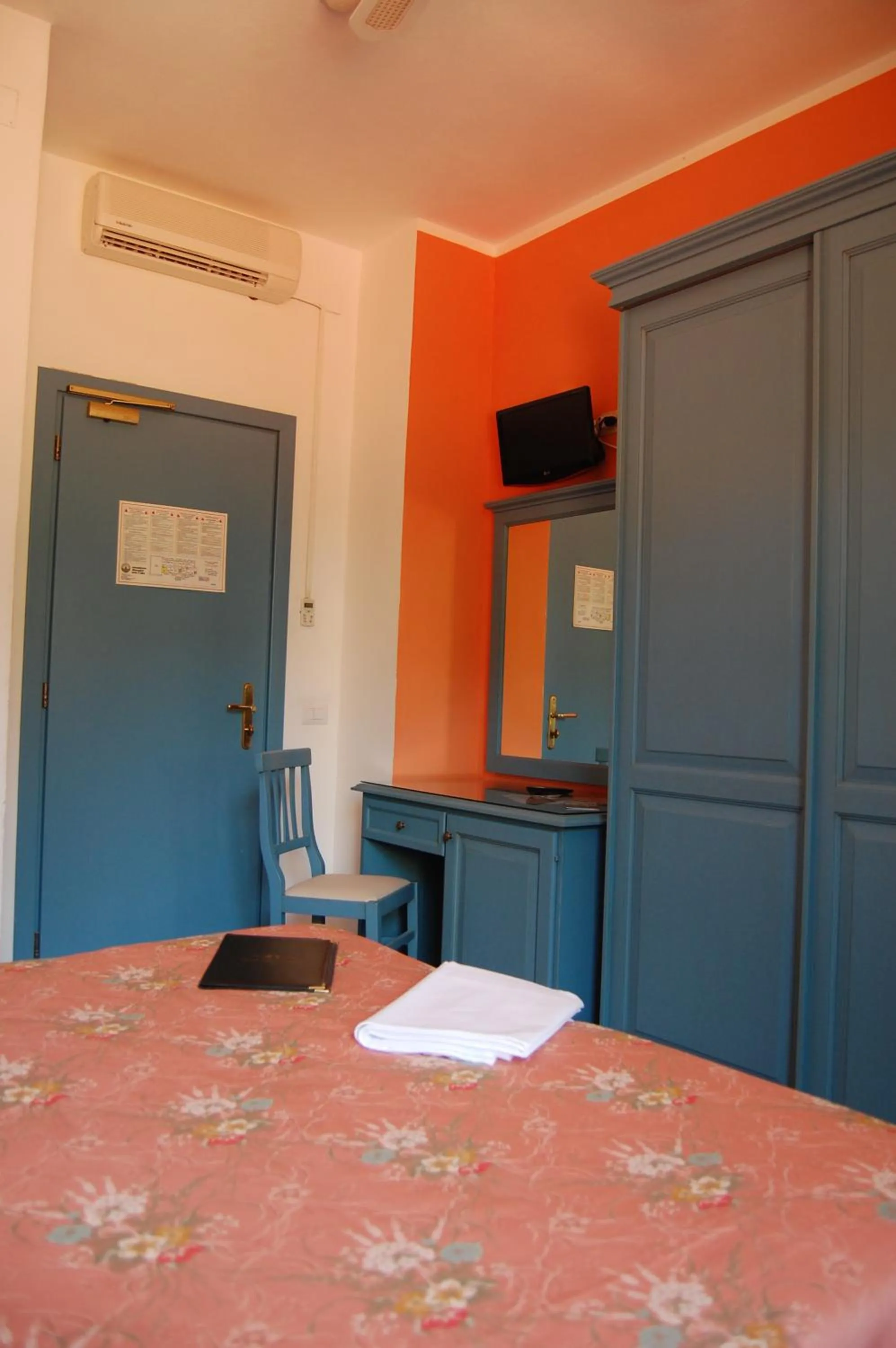 Photo of the whole room, Bed in Hotel Villa Ombrosa