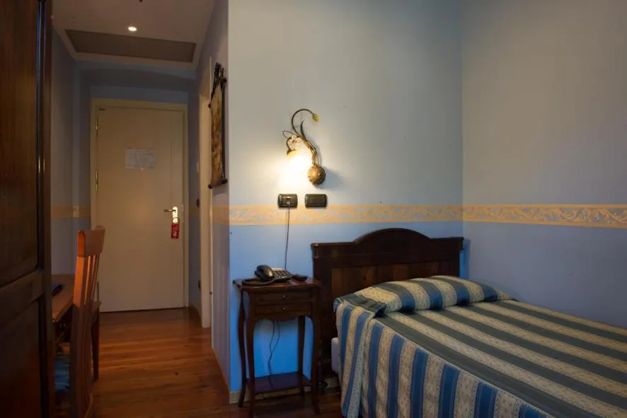 Photo of the whole room, Bed in Hotel Belle Epoque