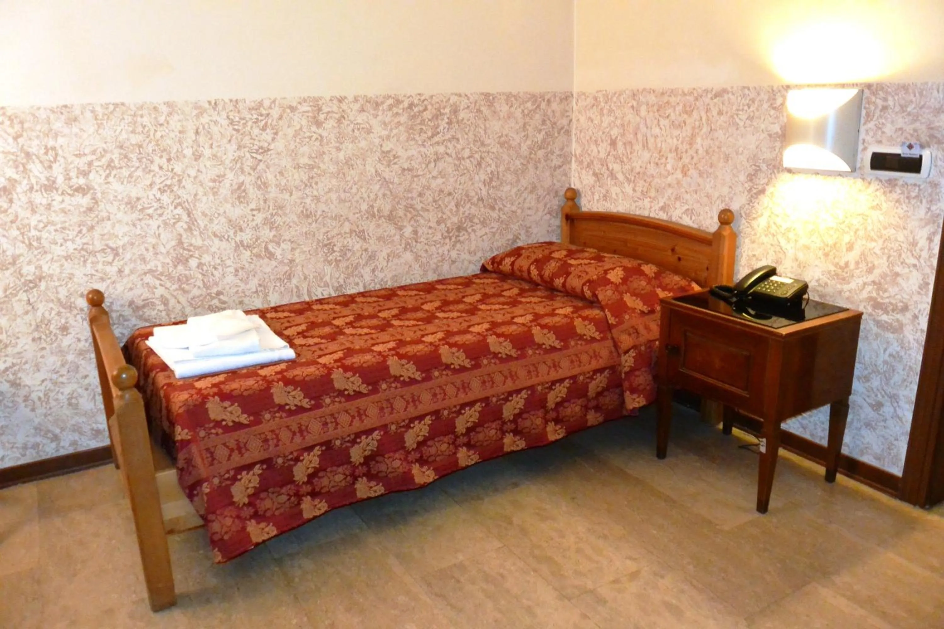 Bed in Hotel Nettuno