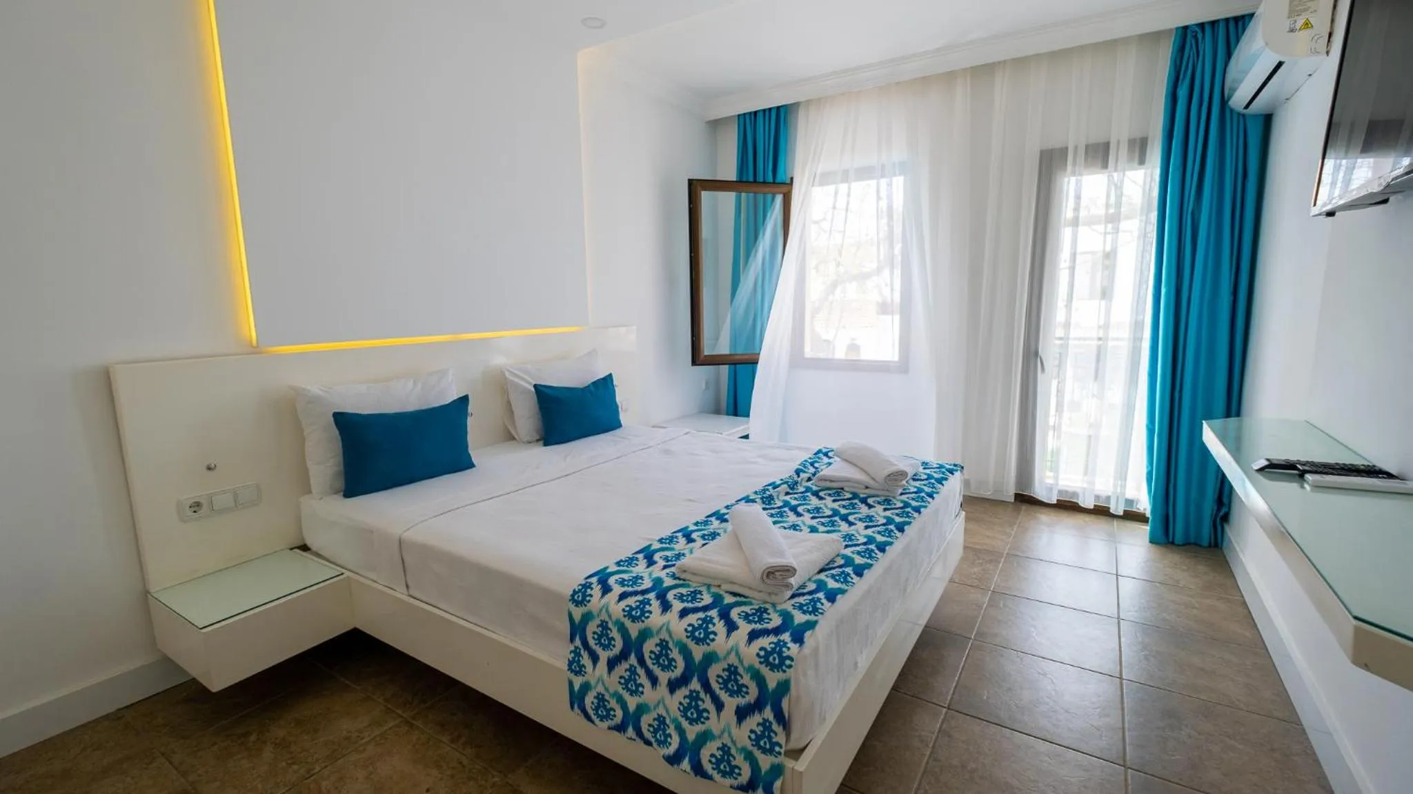 Photo of the whole room in Flora Hotel