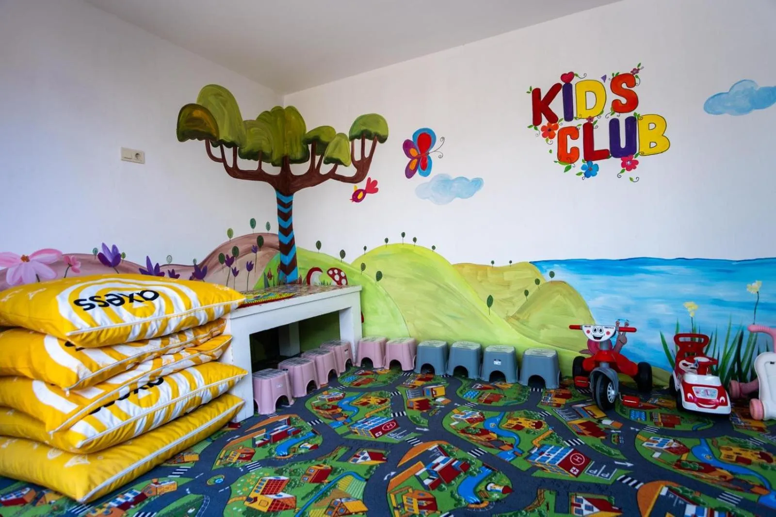 Children play ground in Flora Hotel