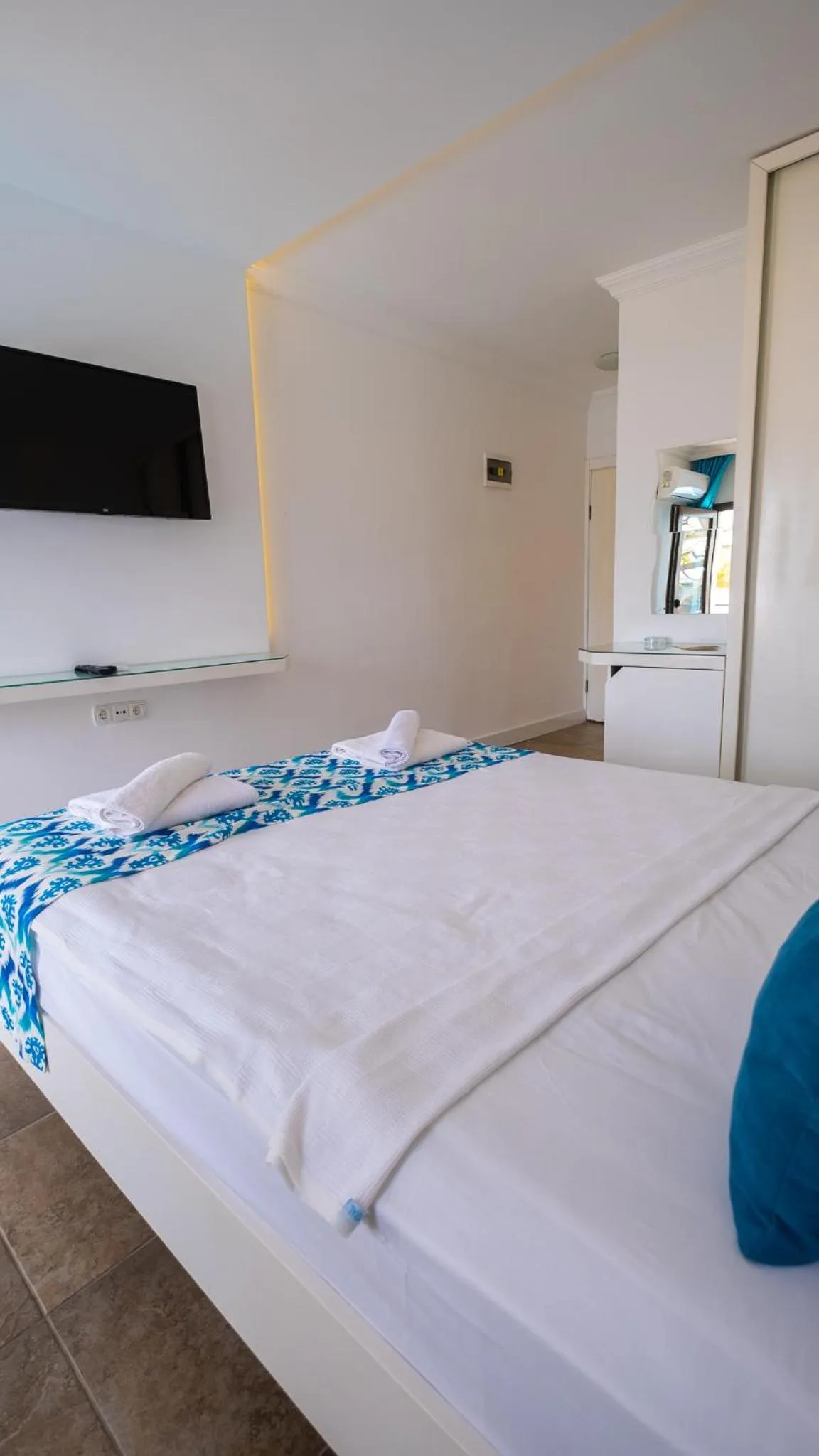 TV and multimedia in Flora Hotel