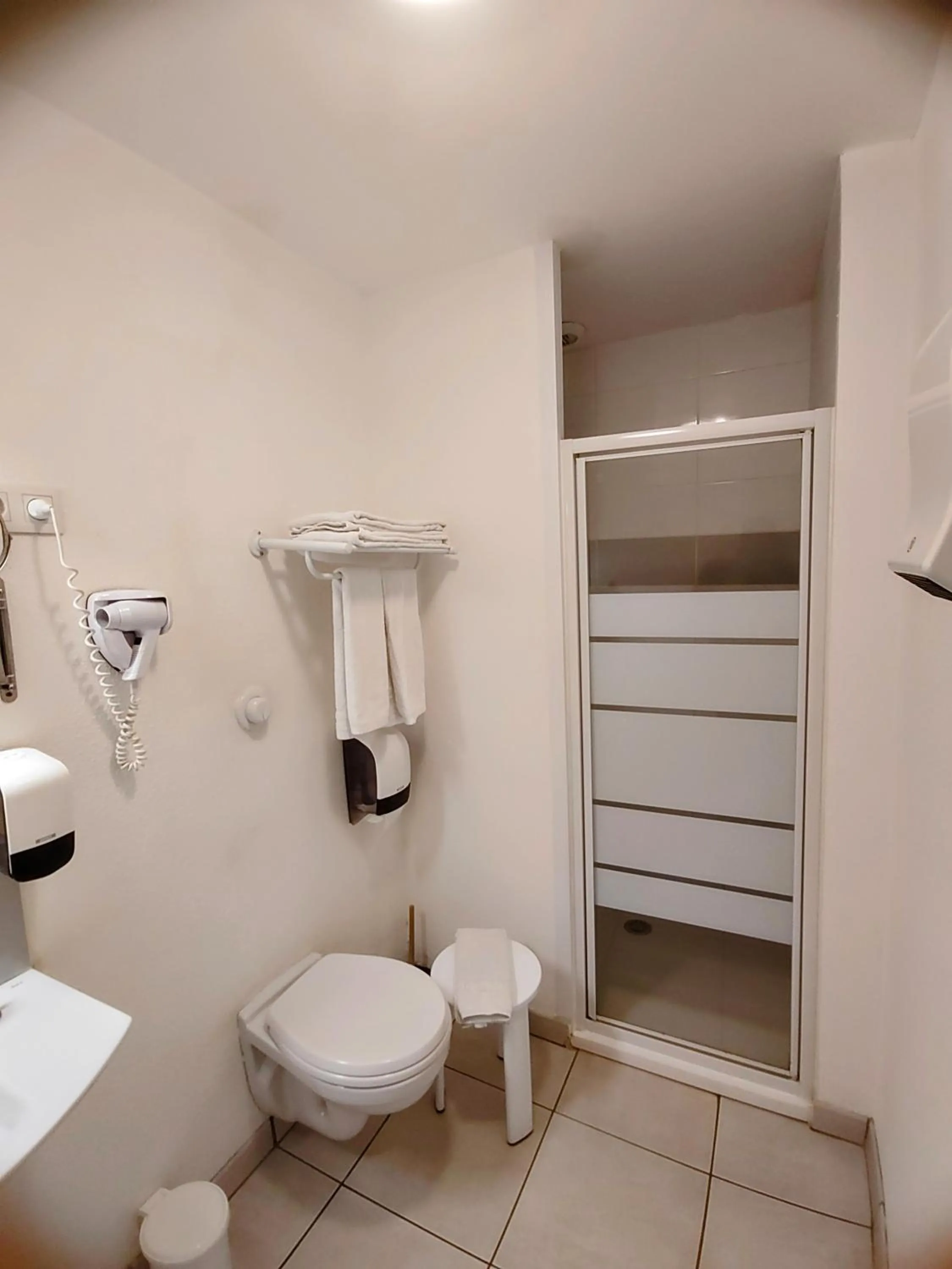 Bathroom in Hôtel Le 15 Périgueux