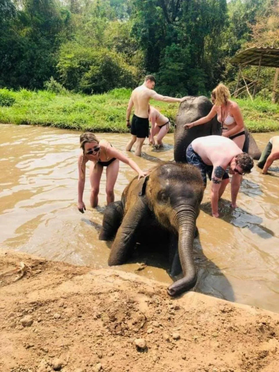 People in Maewin Guesthouse and Resort