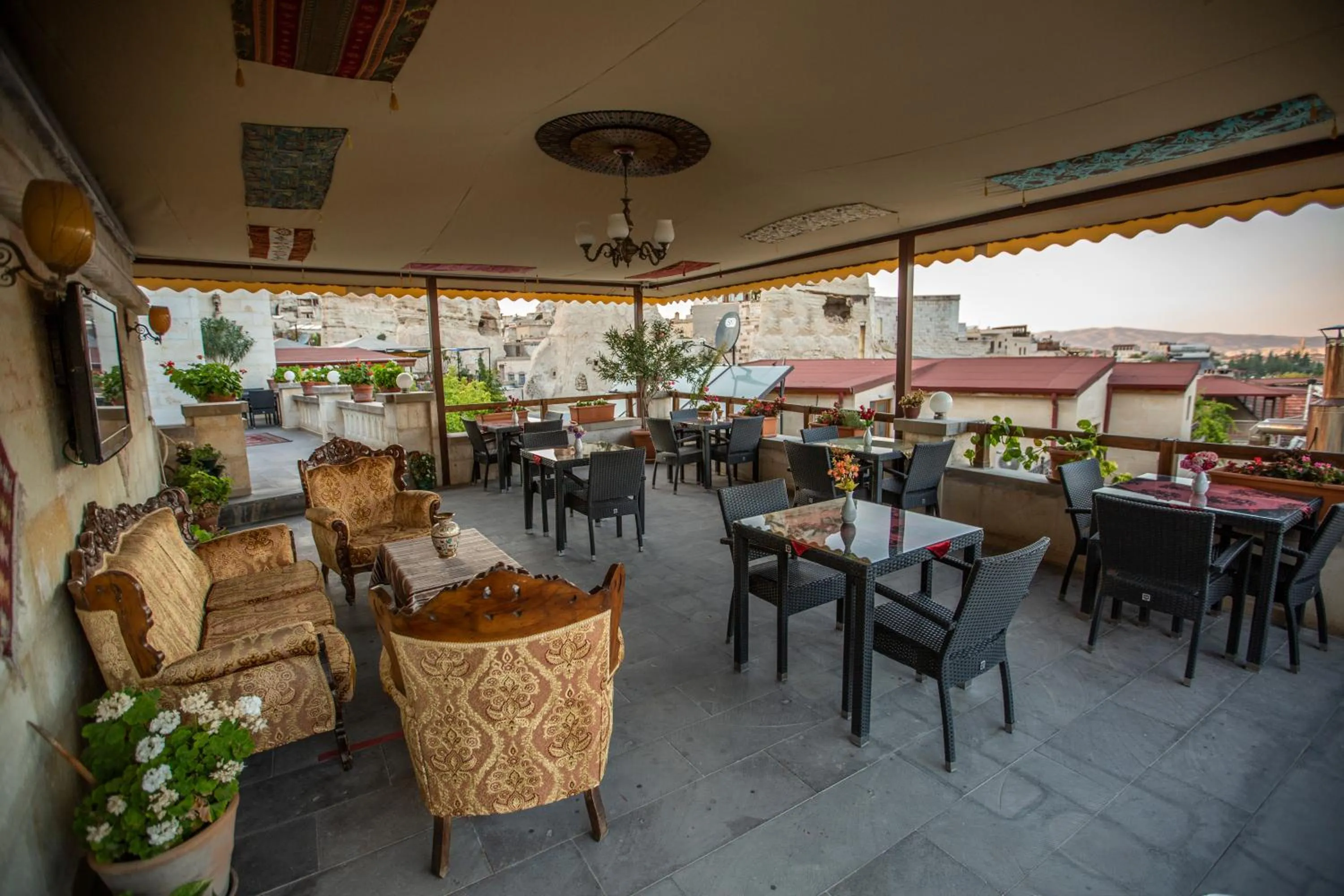 Restaurant/places to eat in Stone House Cave Hotel