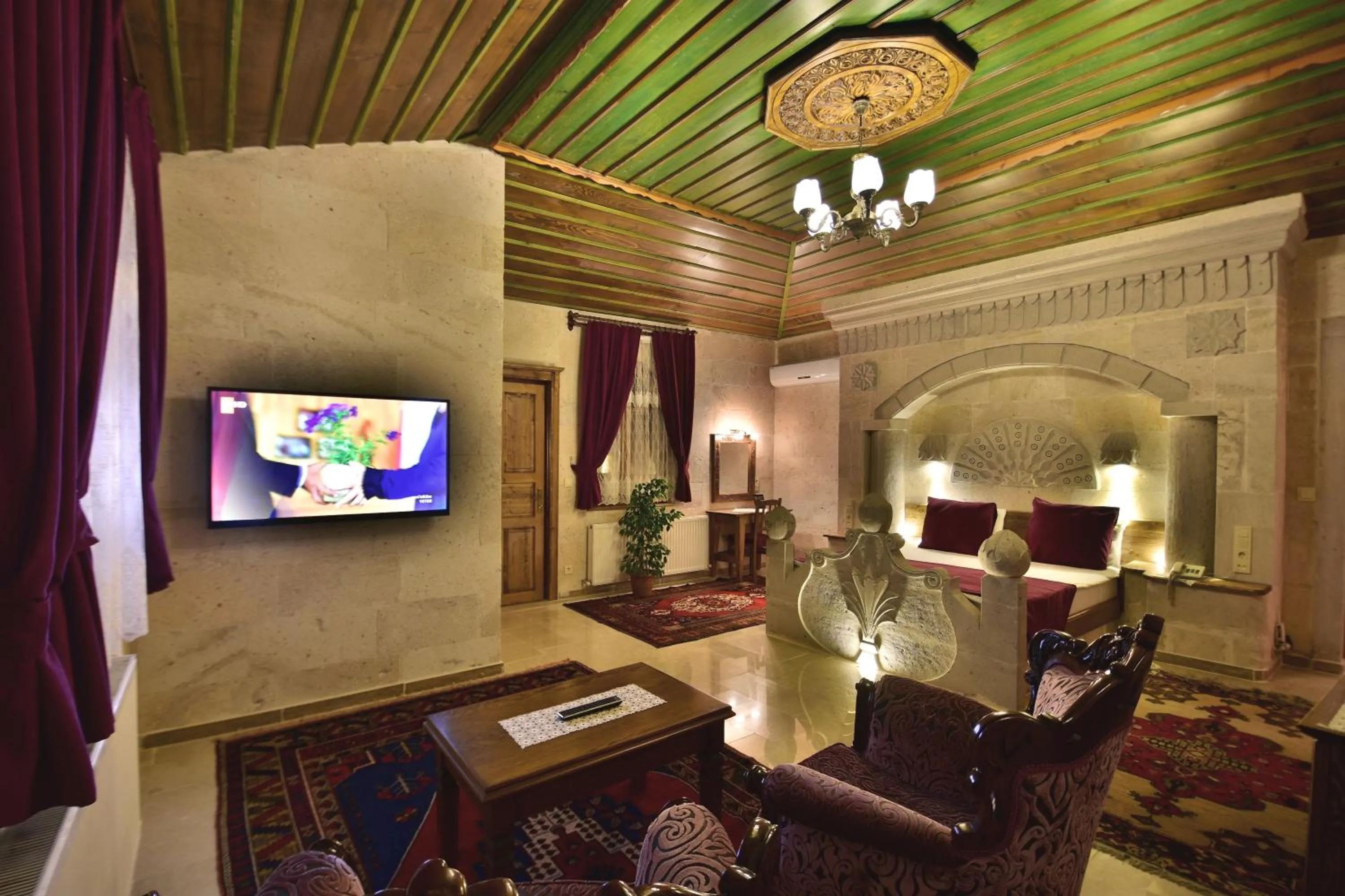 TV and multimedia in Stone House Cave Hotel