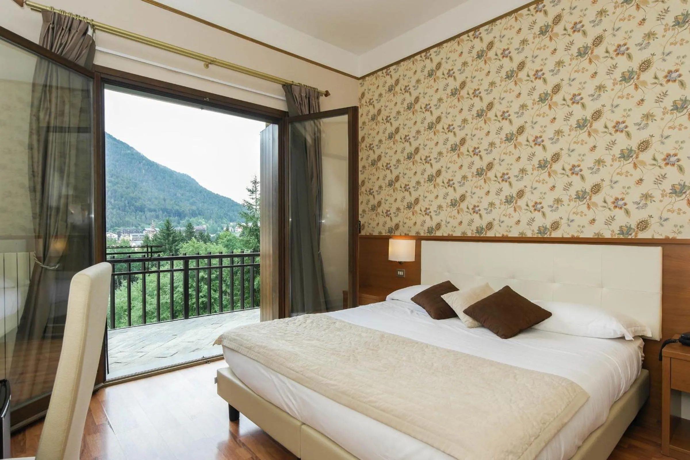 Photo of the whole room, Bed in Hotel Il Cervo, SPA & Wellness, Bike Hotel