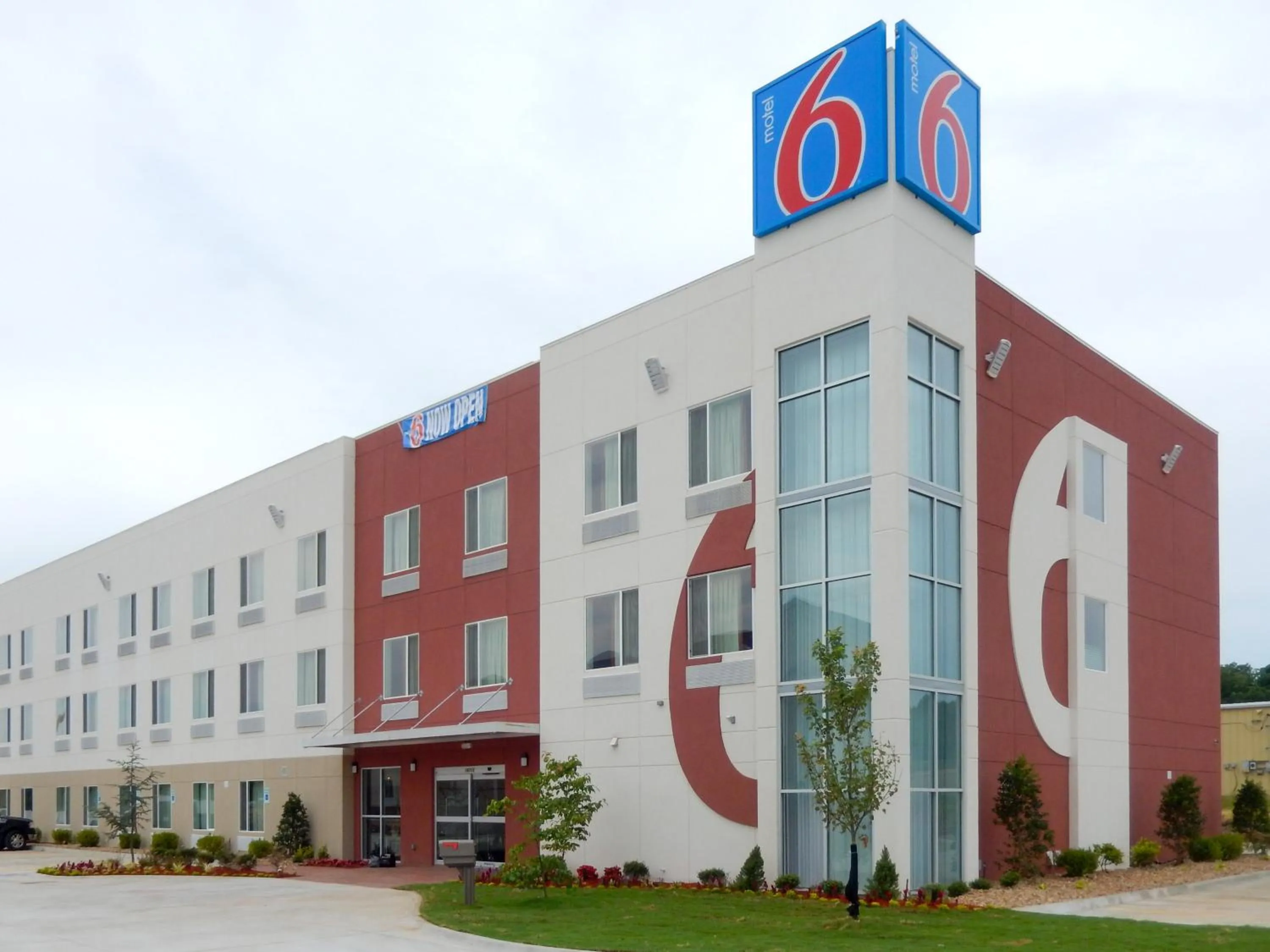 Facade/entrance in Motel 6-Tulsa, OK