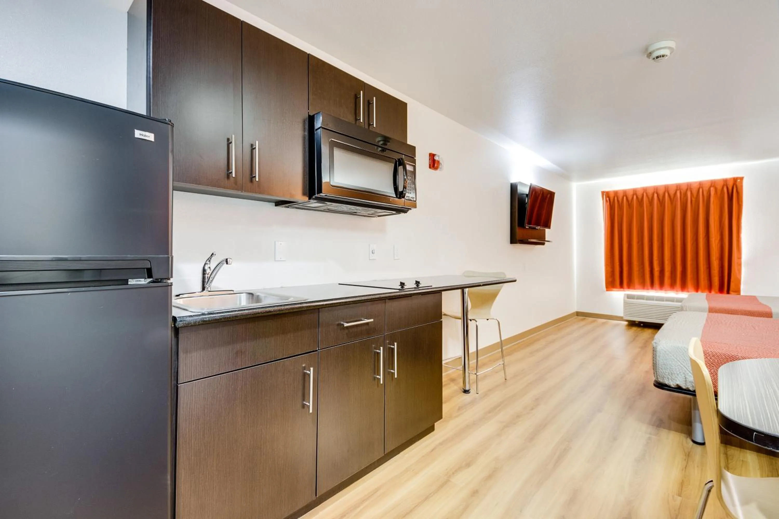 Kitchen or kitchenette in Motel 6-Tulsa, OK