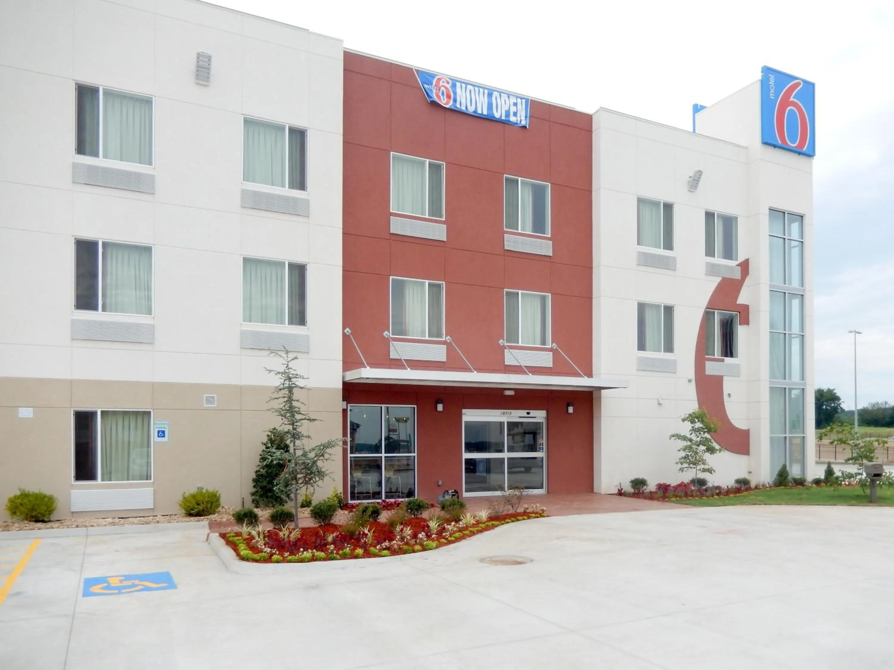 Facade/entrance in Motel 6-Tulsa, OK