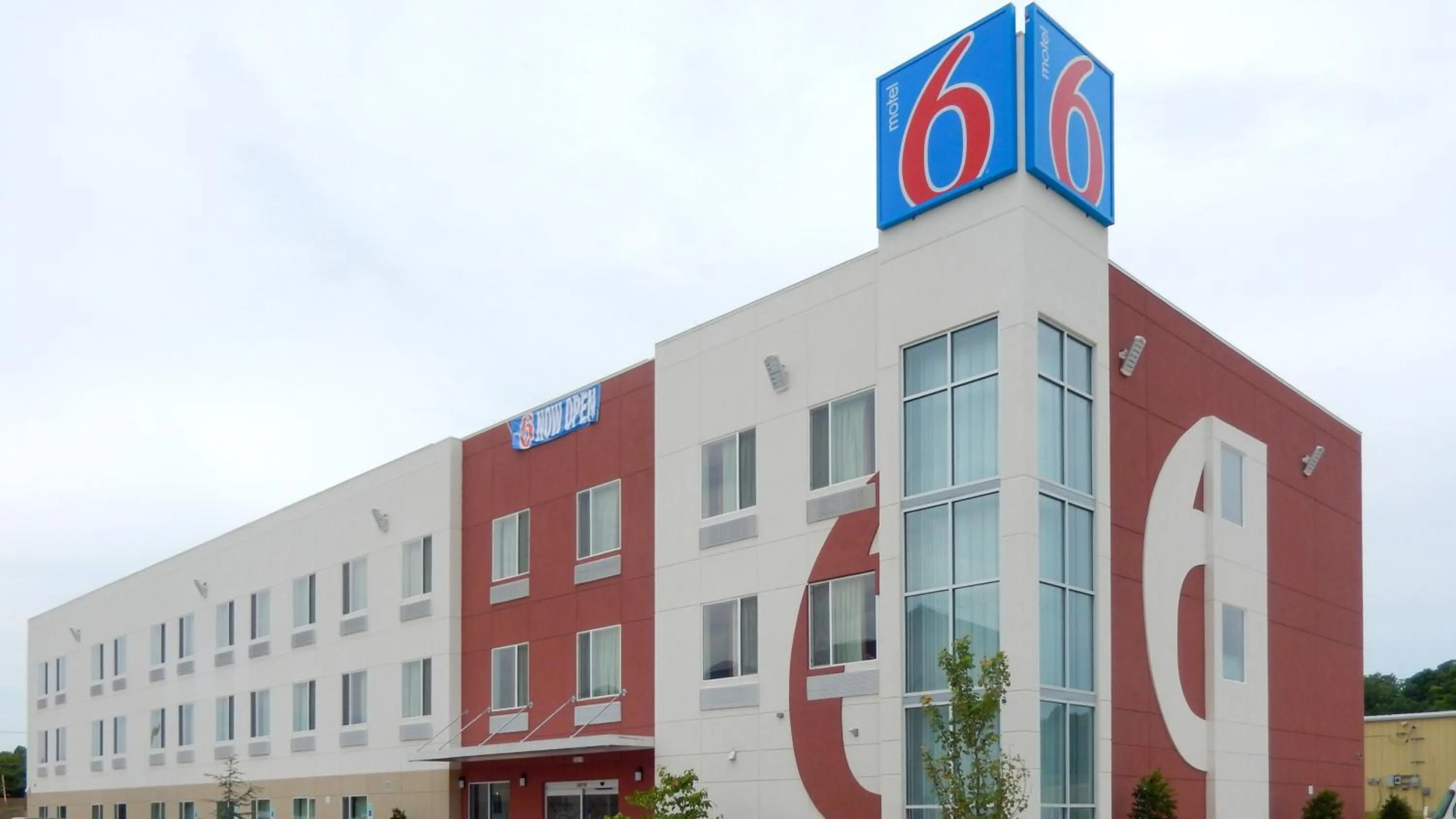 Property building in Motel 6-Tulsa, OK